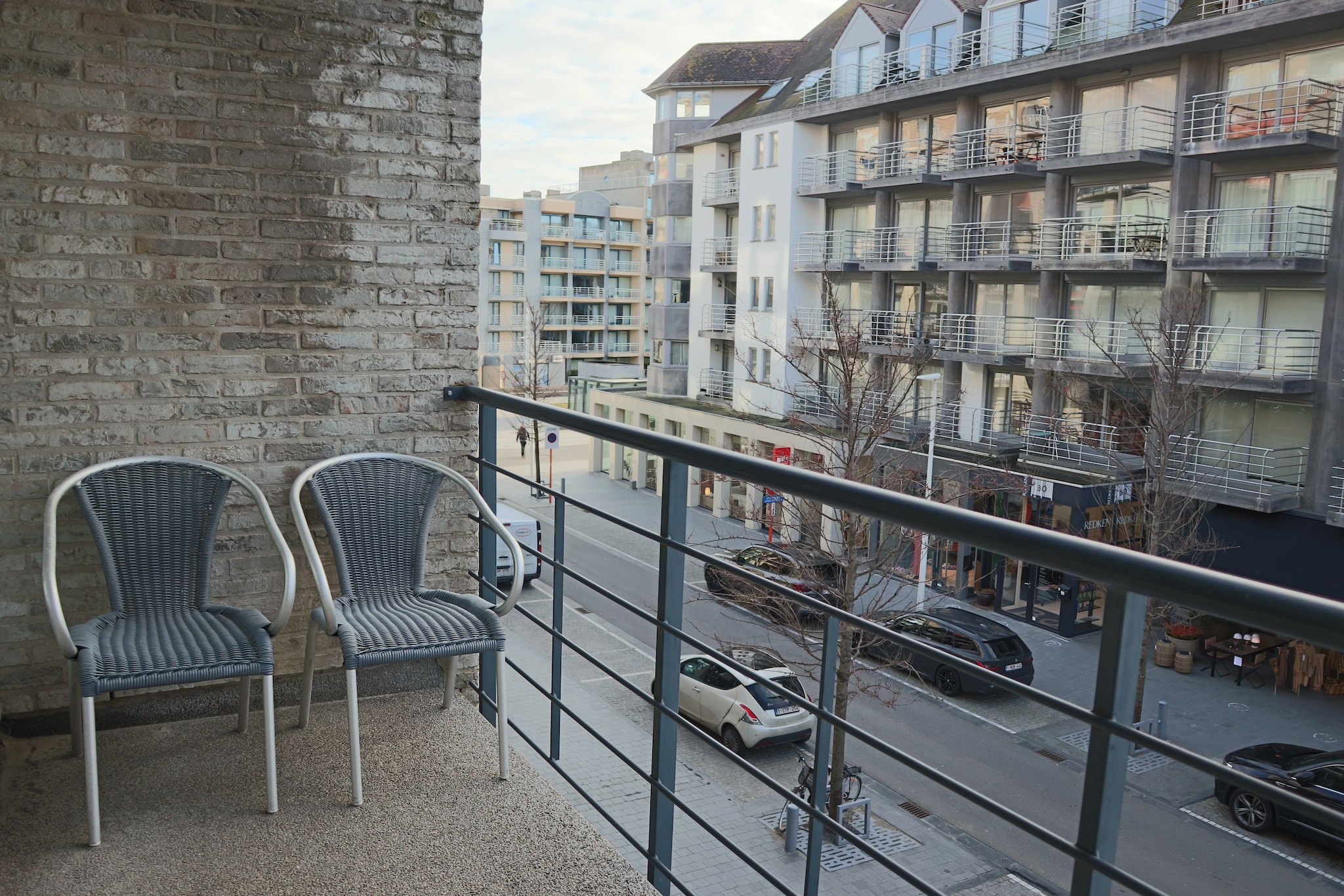 On the 2nd floor: (Kitchen(hob(electric), hood, coffee machine(filter, pads), dishwasher, fridge(+ freezer)), Living/diningroom(TV(digital), dining table, seating area, balcony), bedroom(double bed(twin duvet, 140 x 200 cm)), bedroom(double trundle bed(two single duvets, 140 x 200 cm)), bathroom(bathtub with shower, washbasin, washbasin), toilet(toilet))\n\ngarden furniture, lift