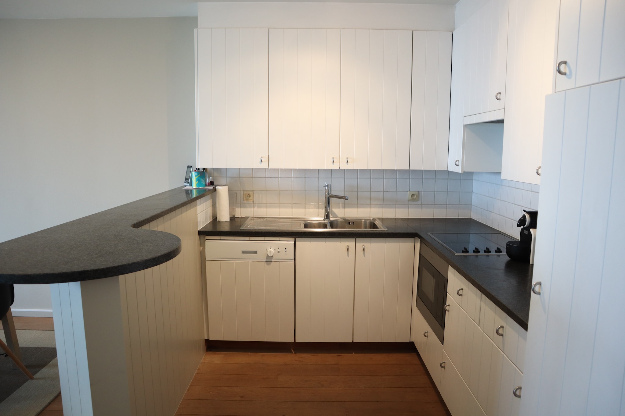 This centrally located two-bedroom apartment on the sea wall offers the perfect fusion of modern comfort and coastal charm. Thoughtfully designed with contemporary amenities, it provides a relaxing haven for those seeking an unforgettable seaside retreat. Just steps away, Nieuwpoort’s vibrant town center invites you to explore its lively market, boutique shops, and charming cafés. Enjoy leisurely strolls along the coastline, soak up the sun on the sandy beach, or venture into the scenic countryside, where picturesque villages and serene nature trails await.
Channel your inner chef in the fully equipped kitchen using fresh ingredients sourced from the nearby market. Stay connected and entertained with complimentary high-speed WiFi and a state-of-the-art television, providing endless entertainment options for guests of all ages. Retreat to cozy bedrooms, meticulously designed to ensure a restful night's sleep after a day of exploration or relaxation by the sea.
Experience the best of coastal living and urban convenience in this stylish Nieuwpoort apartment. Book your stay now and embark on an unforgettable journey of relaxation, exploration, and discovery.