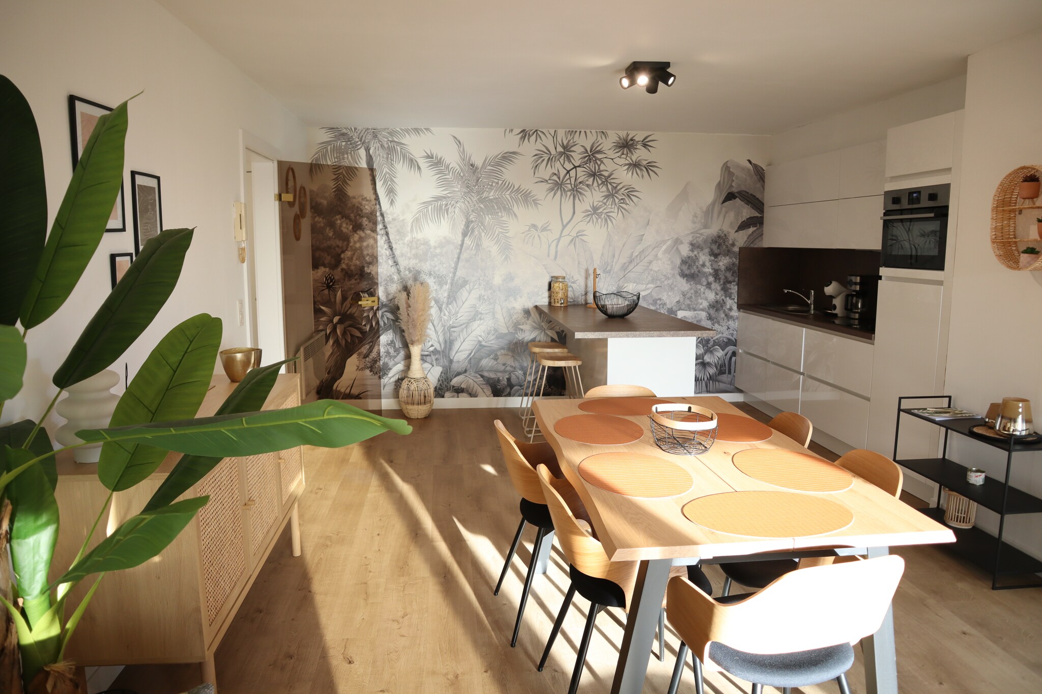 Completely renovated 2-bedroom apartment with a spacious sun terrace, located in the heart of Nieuwpoort's vibrant coastal town. Combining modern comfort with urban sophistication, it offers an ideal retreat for those seeking a memorable seaside escape.

Step outside to discover Nieuwpoort's lively town centre and market, with shops, restaurants, cafes, and cultural attractions just steps away. Enjoy sunbathing or swimming at Nieuwpoort Beach, explore the bustling marina with colorful sailboats, or take scenic walks and bike rides through picturesque villages, lush farmland, and peaceful nature reserves.

Inside, the apartment features a fully equipped kitchen, high-speed WiFi, and a state-of-the-art TV for your convenience and entertainment. Cozy bedrooms ensure restful nights after days of seaside adventures. With a perfect mix of coastal charm and modern amenities, this stylish Nieuwpoort apartment promises an unforgettable stay.

