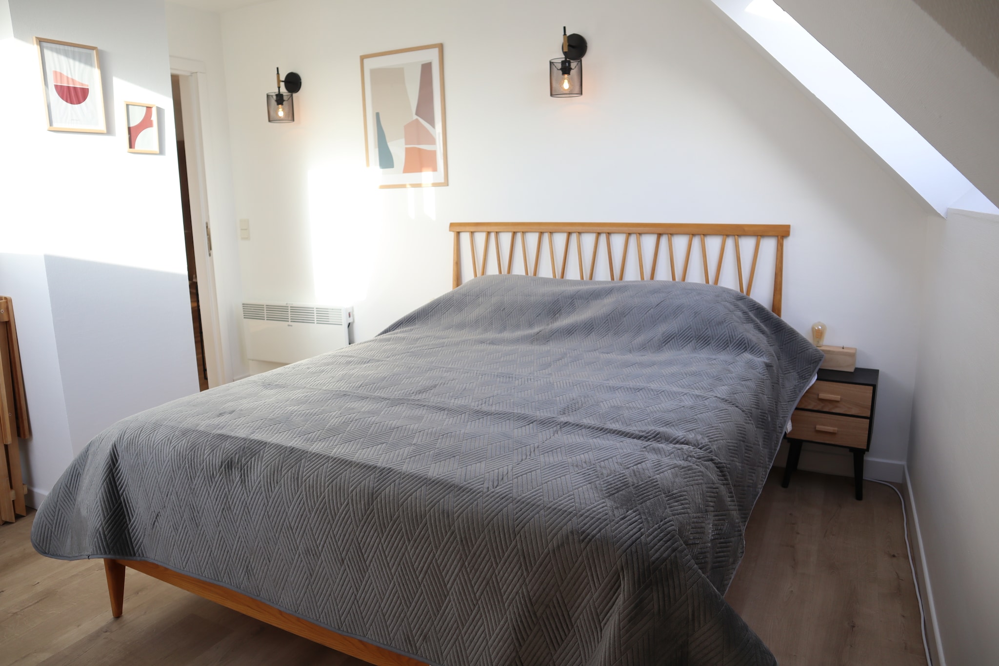 On the 6th floor: (open kitchen(cooker(electric), coffee machine, combination microwave, dishwasher, fridge(+ freezer)), Living/diningroom(double sofa bed, TV(smart TV), dining table, seating area), bedroom(double bed(twin duvet , down, 160 x 200 cm)), bedroom(double bed(twin duvet , down, 180 x 200 cm)), bathroom(shower, washbasin), toilet(washbasin, toilet))\n\nterrace, garden furniture, lift, high chair, baby crib(free)