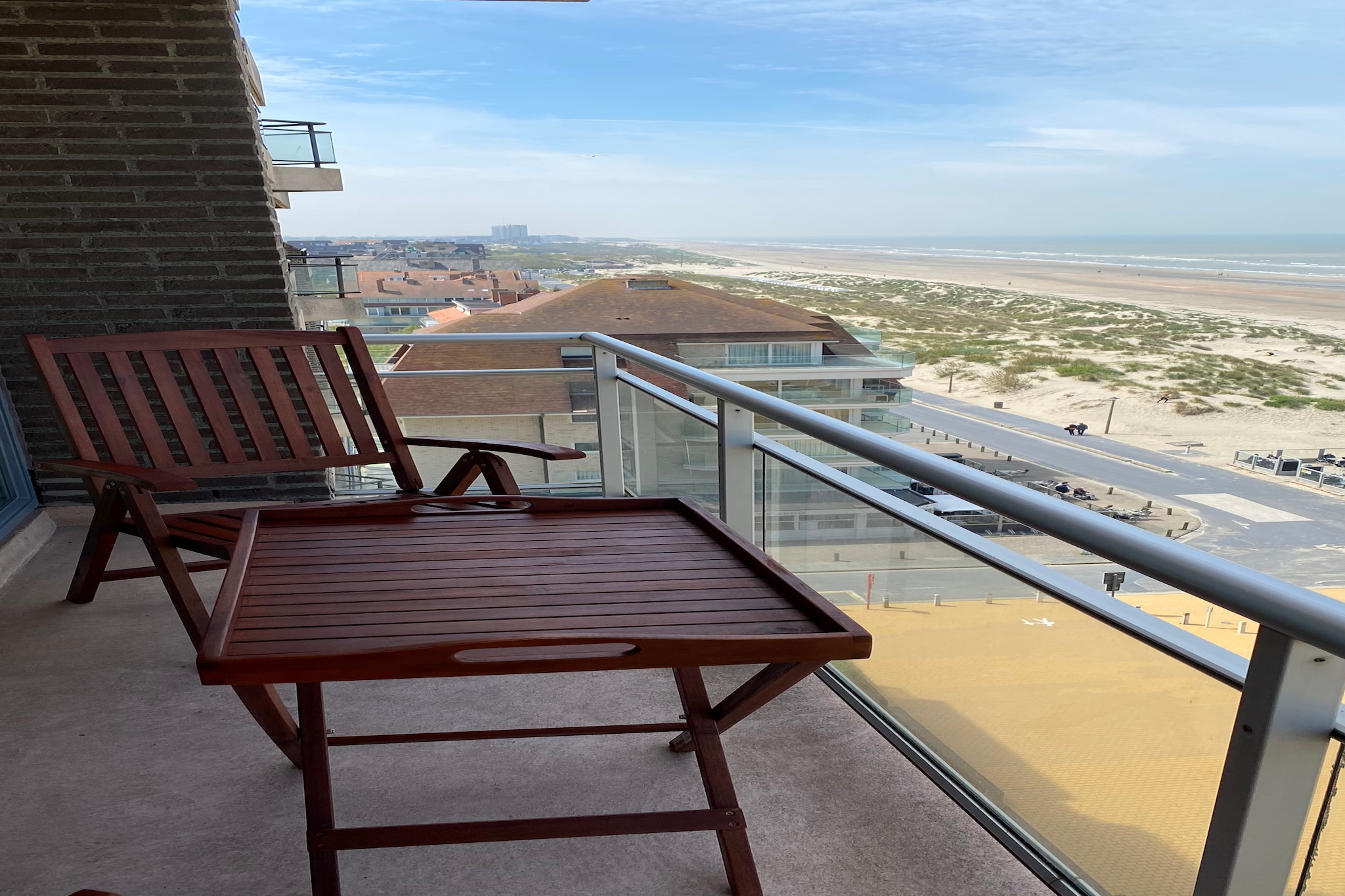 On the 9th floor: (Kitchen(hob(electric), coffee machine, oven, microwave, dishwasher, fridge-freezer), Living/diningroom(double sofa bed, TV, radio), bedroom(double bed(twin duvet, 160 x 200 cm)), bathroom(bathtub with shower, washbasin, toilet), storage)\n\ngarage, terrace, bicycle storage, lift