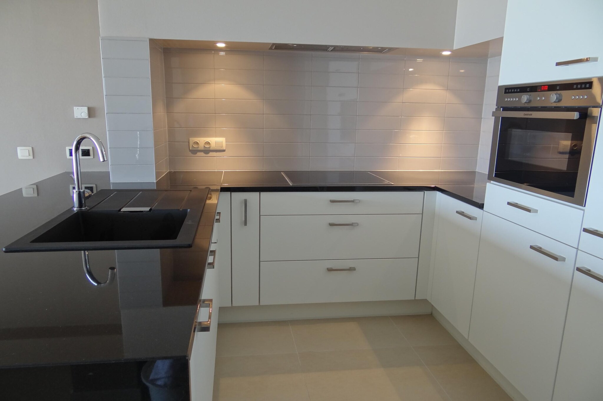 Apartment with 3 bedrooms located on the sea wall. Nestled in the serene coastal town of Nieuwpoort, this exquisite apartment offers the perfect blend of comfort, convenience, and breathtaking vistas. Located just a stone's throw away from the pristine sandy beaches, this is a haven for those seeking tranquility and relaxation by the sea. 

Nieuwpoort is a charming coastal town, known for its picturesque beaches, historical landmarks, and vibrant atmosphere. Whether you're looking to soak up the sun, take a refreshing swim in the North Sea, or enjoy a leisurely walk along the coastline, Nieuwpoort Beach provides the perfect backdrop for relaxation and recreation, located within walking distance. You can also Explore the bustling marina, where colorful sailboats and yachts bob gently in the harbor. Enjoy a meal at one of the waterfront restaurants or simply soak in the maritime atmosphere. Explore the scenic countryside surrounding Nieuwpoort on foot or by bike, following a network of well-marked trails that wind through picturesque villages, lush farmland, and peaceful nature reserves. 

Enjoy stunning sea views and golden sands from your cozy living space, creating the perfect setting for relaxation. This well-appointed apartment features a fully equipped kitchen, WiFi-enabled TV, and comfortable bedrooms for a restful stay. Secure on-site parking and a convenient lift ensure a hassle-free experience.