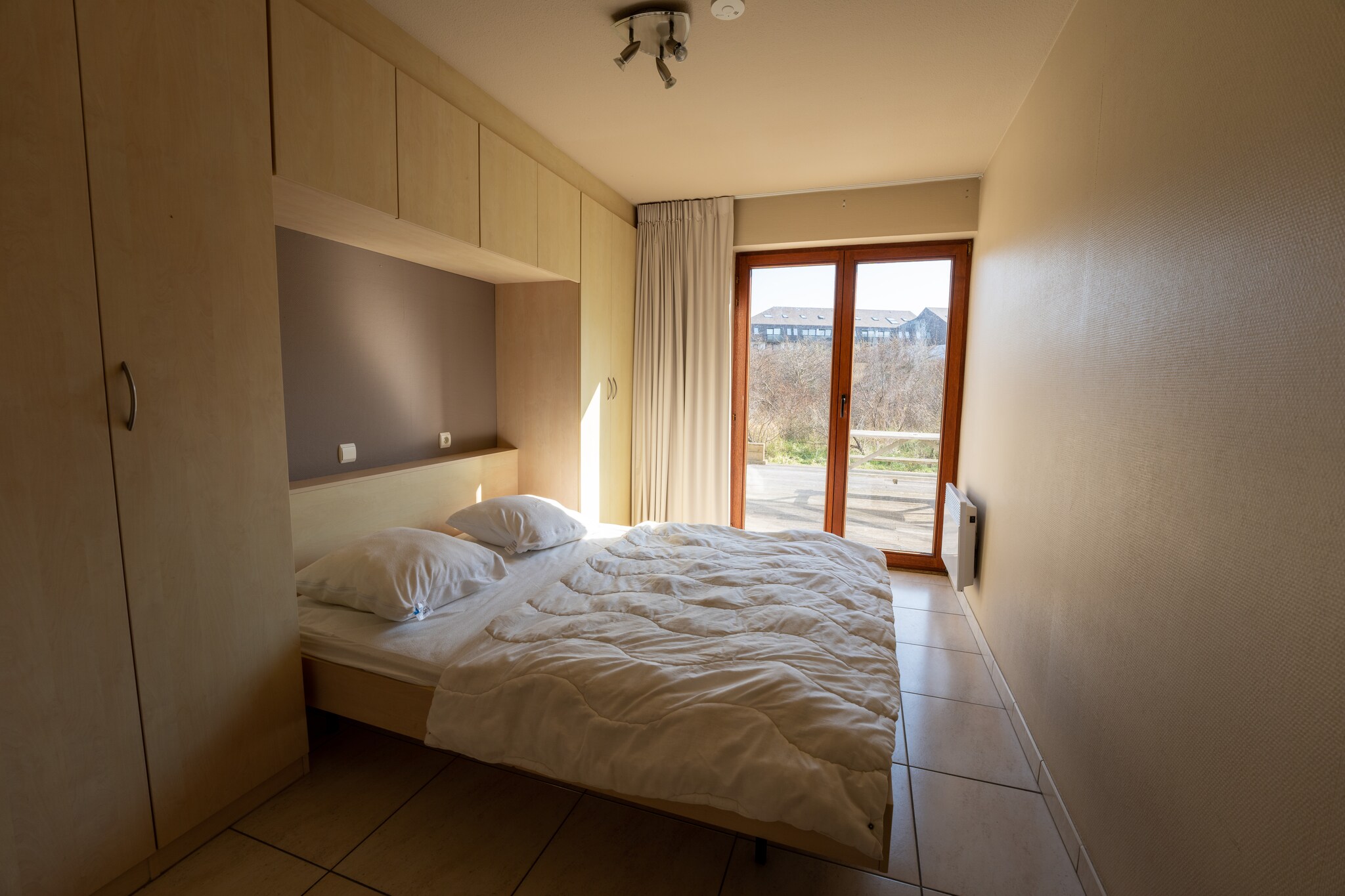 Ground floor: (Living room(TV(flatscreen, digital), dining table, seating area, DVD player, video, stereo unit), open kitchen(hob, hood, coffee machine, microwave), bedroom(double bed(twin duvet, 160 x 200 cm)), bedroom(double bed(twin duvet, 160 x 200 cm)), bathroom(bath tub, shower, washbasin, toilet))\n\ngarage, washing machine, heating(electric), lift, high chair