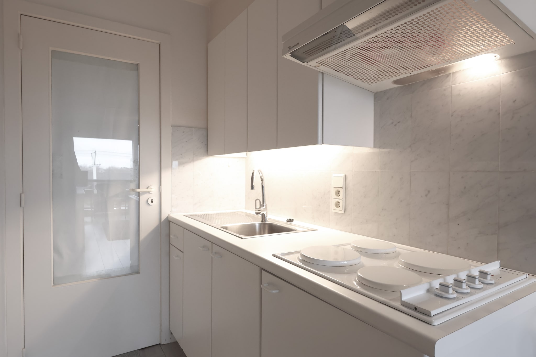 On the 1st floor: (open kitchen(hob, hood, coffee machine, microwave, fridge-freezer), Living/bed room(double sofa bed(twin duvet, 160 x 200 cm), TV(flatscreen, digital)), sleeping niche(bunk bed(duvet)), bathroom(shower, washbasin, toilet))\n\nheating(electric), lift