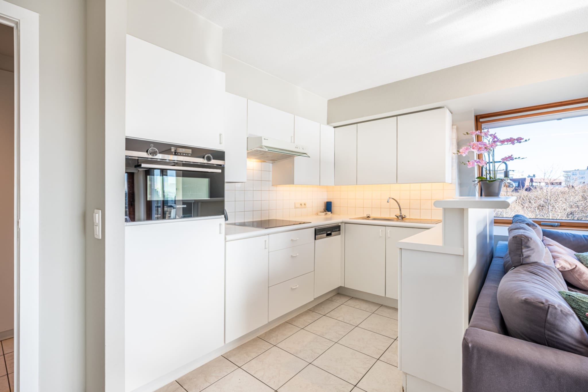 On the 2nd floor: (open kitchen(hob, hood, oven, microwave), Living/diningroom(TV, dining table, seating area, balcony), bedroom(double bed(boxspring, twin duvet, 160 x 200 cm)), bedroom(bunk bed(duvet), bunk bed(duvet)), bathroom(shower, washbasin, toilet))\n\nparking