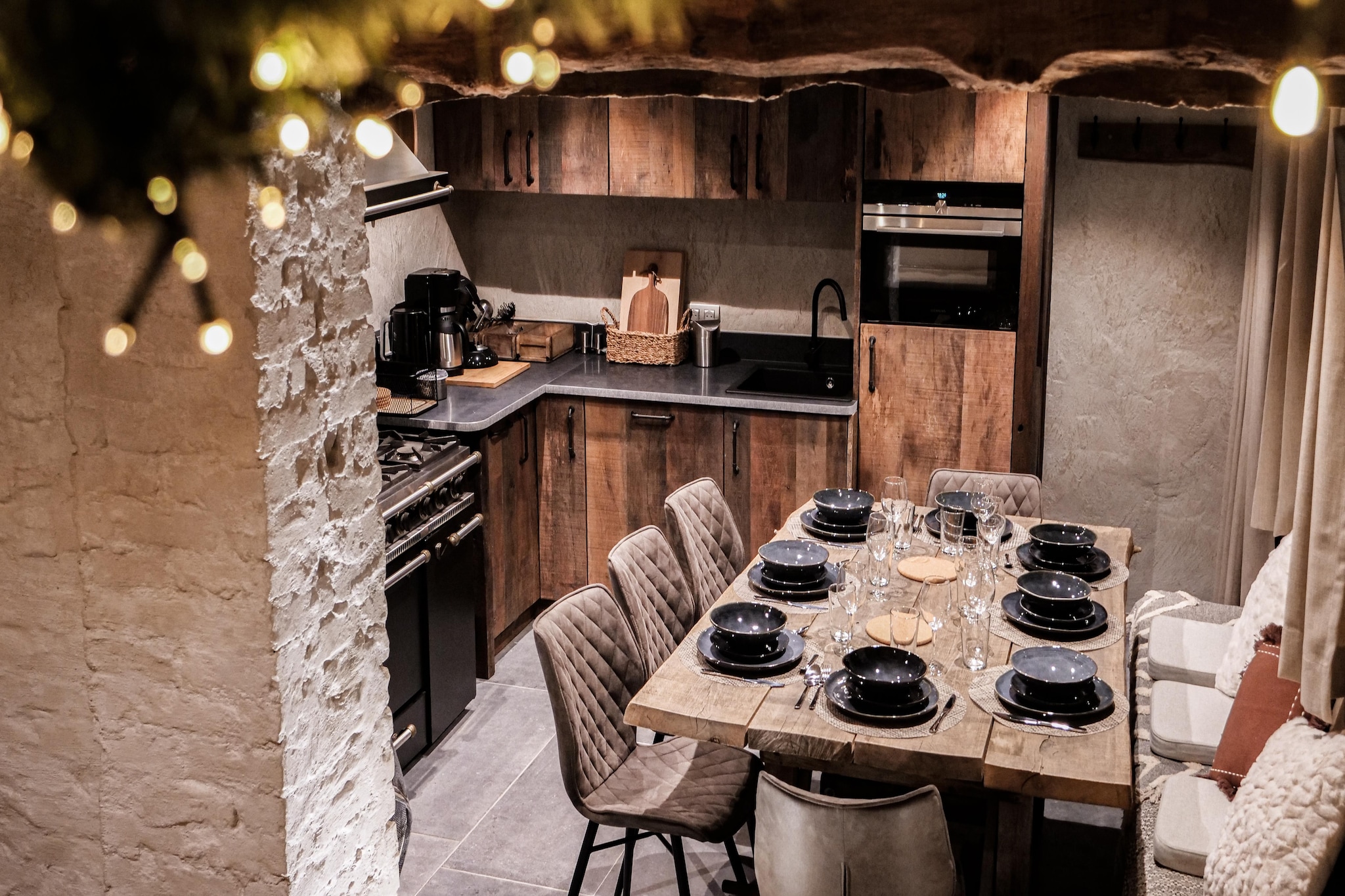 Ground floor: (Entrance, Living room(TV, seating area), Living room(TV, seating area), Kitchen(cooker, coffee machine, microwave, fridge-freezer), Kitchen(cooker, coffee machine, microwave, fridge-freezer), Large kitchen(dining table), Large kitchen(dining table), bedroom(double bed), bedroom(double bed, Bubble bath), bedroom(double bed))\n\nOn the 1st floor: (bedroom(double bed), bedroom(single bed))\n\nsauna(private), Bubble bath(private), terrace, garden, garden, BBQ, parking, parking