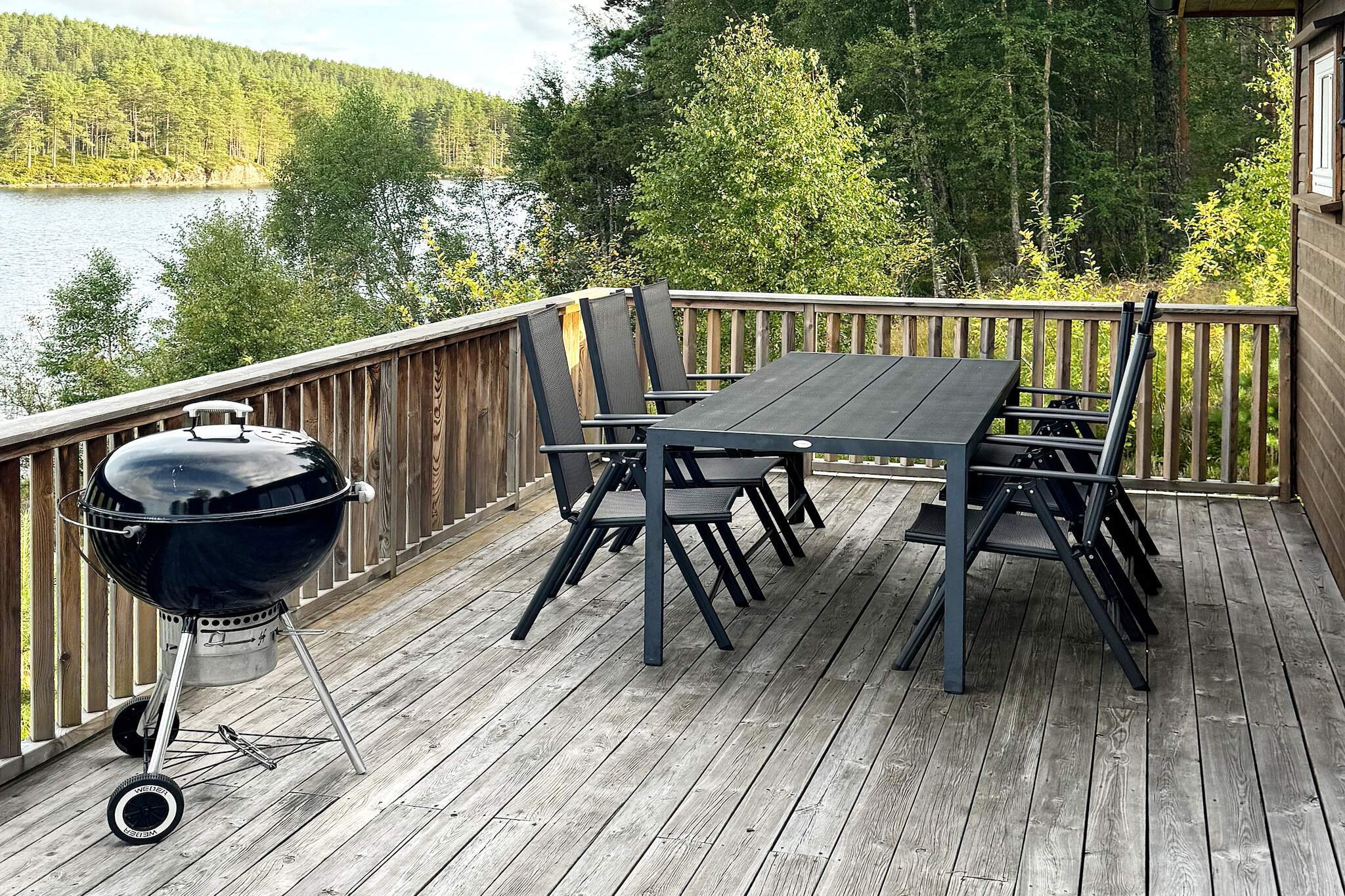 Charming holiday home by the river Otra, an idyllic retreat perfect for a family holiday. The calm flow of the river provides a great background for a relaxing holiday experience. The holiday home combines a homely feeling with modern conveniences. With a location directly bordering the river Otra, you can enjoy the soothing sound of running water and the wonderful view from the living room. The holiday home has two small bedrooms, both equipped with comfortable double beds. The living room is tastefully furnished and has a comfortable double sofa bed. The large windows provide a panoramic view of the river. The open plan living room and kitchen gives an airy feeling and is ideal for social gatherings. The kitchen is fully equipped with modern appliances, so you can easily prepare delicious meals for the family. Dining area with a great view. Bathroom with shower and WC. The outdoor area is perfect for relaxing, either with a cup of coffee on the terrace or by exploring the beautiful nature along the riverbank. Here, you will find the perfect combination of comfort, nature and tranquility - everything you need for a memorable holiday experience with the family.