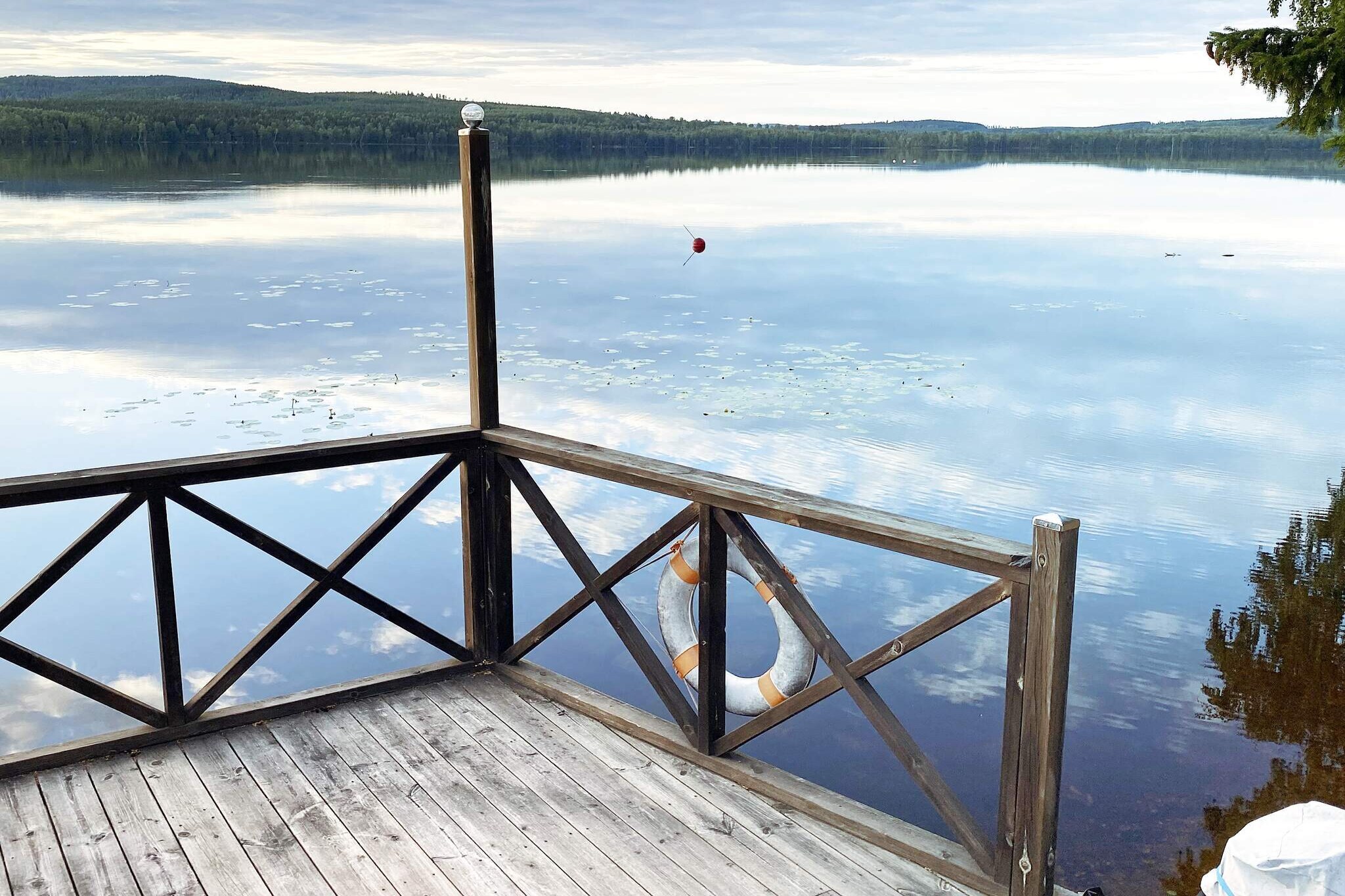 Internet Access DSL, Kitchen(stove(induction), coffee machine, oven, microwave, dishwasher, fridge-freezer, water from well), Living/bed room(TV, fireplace, DVD player), bedroom(double bed, TV), bedroom(2x single bed, 2x bunk bed, TV), bathroom(washbasin, shower, toilet), tumble dryer, washing machine, heating(electric), garden furniture, parking, deckchairs, air to air heatpump