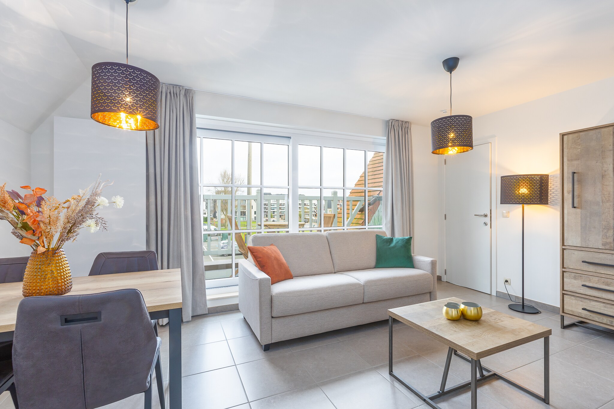 Just 100 meters from the beach, this stylish 2nd-floor apartment at Prosper Poulletstraat 6 in Middelkerke offers a sunny and serene retreat for up to 4 guests. The tastefully decorated interior includes a cozy living room with a double sofa bed, a dining area, and a sunny terrace—perfect for morning coffee or evening aperitifs.
The open kitchen is fully equipped with a toaster, coffee machine, oven, microwave, and fridge-freezer, making it easy to enjoy home-cooked meals. The bedroom features a comfortable double bed, and the modern bathroom includes a walk-in shower. A separate toilet, storage space, and access to a bicycle shed add to the convenience. WiFi and lift access are also included.
Located in a quiet yet central area, the apartment is just a short walk from the Zeedijk promenade, Duinenweg walking trails, and Casinoplein’s shops and restaurants. Whether you're here for beach days, cycling adventures, or a peaceful escape, this flat offers comfort, charm, and a perfect coastal location.