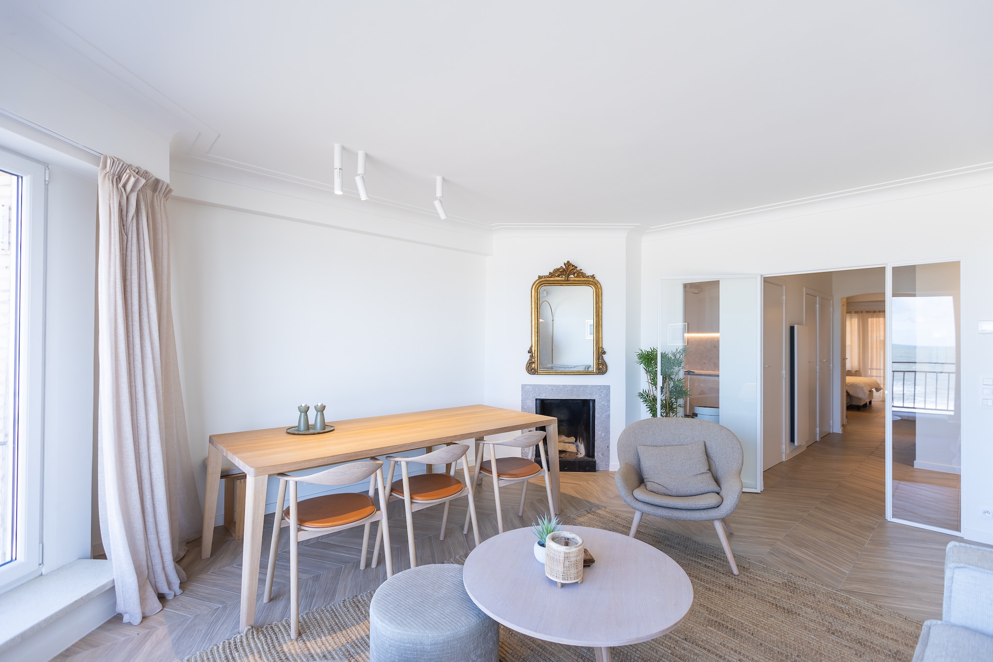 Bright apartment with direct sea view