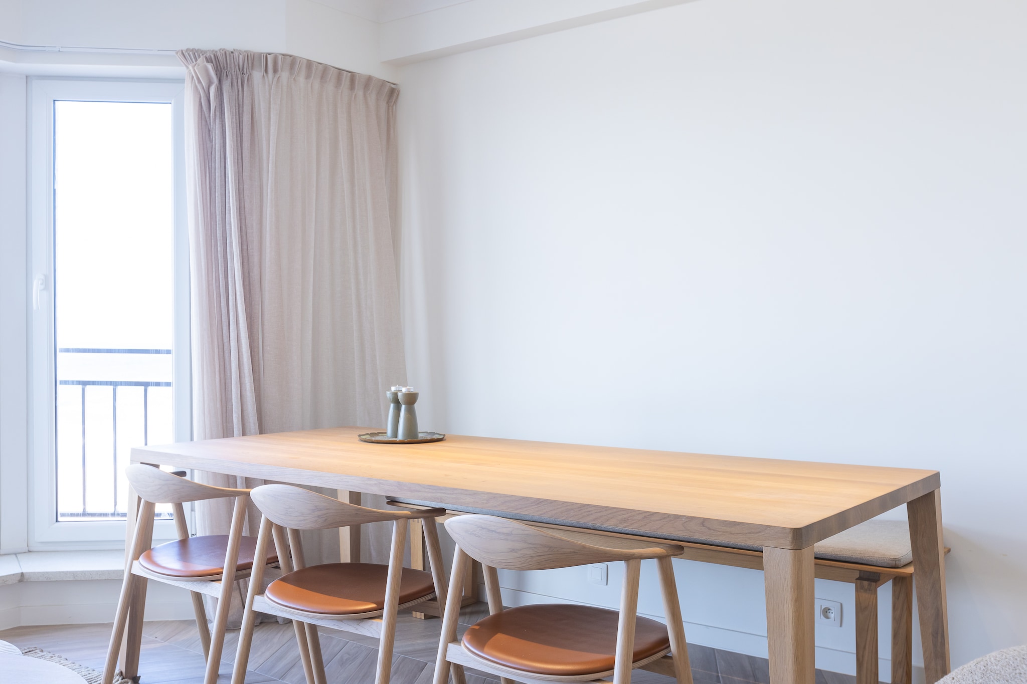 Stay in this bright apartment on the 2nd floor, perfectly located on the seafront and just a 5-minute walk from Casinoplein. The apartment features 2 bedrooms (1 with a double bed, 1 with 2 single beds) and a sleeping corner with 1 single bed, ideal for families or groups.  The light-filled living room offers a stunning sea view, while the separate fully equipped kitchen provides everything for a comfortable stay. The bathroom includes a bathtub with shower option, and there is a separate toilet for extra convenience.  Please note: there is no television, but you can enjoy your favorite films and series via the projector for a unique viewing experience.  Wifi: yes - parking: included - sheets: bring your own - towels: bring your own.