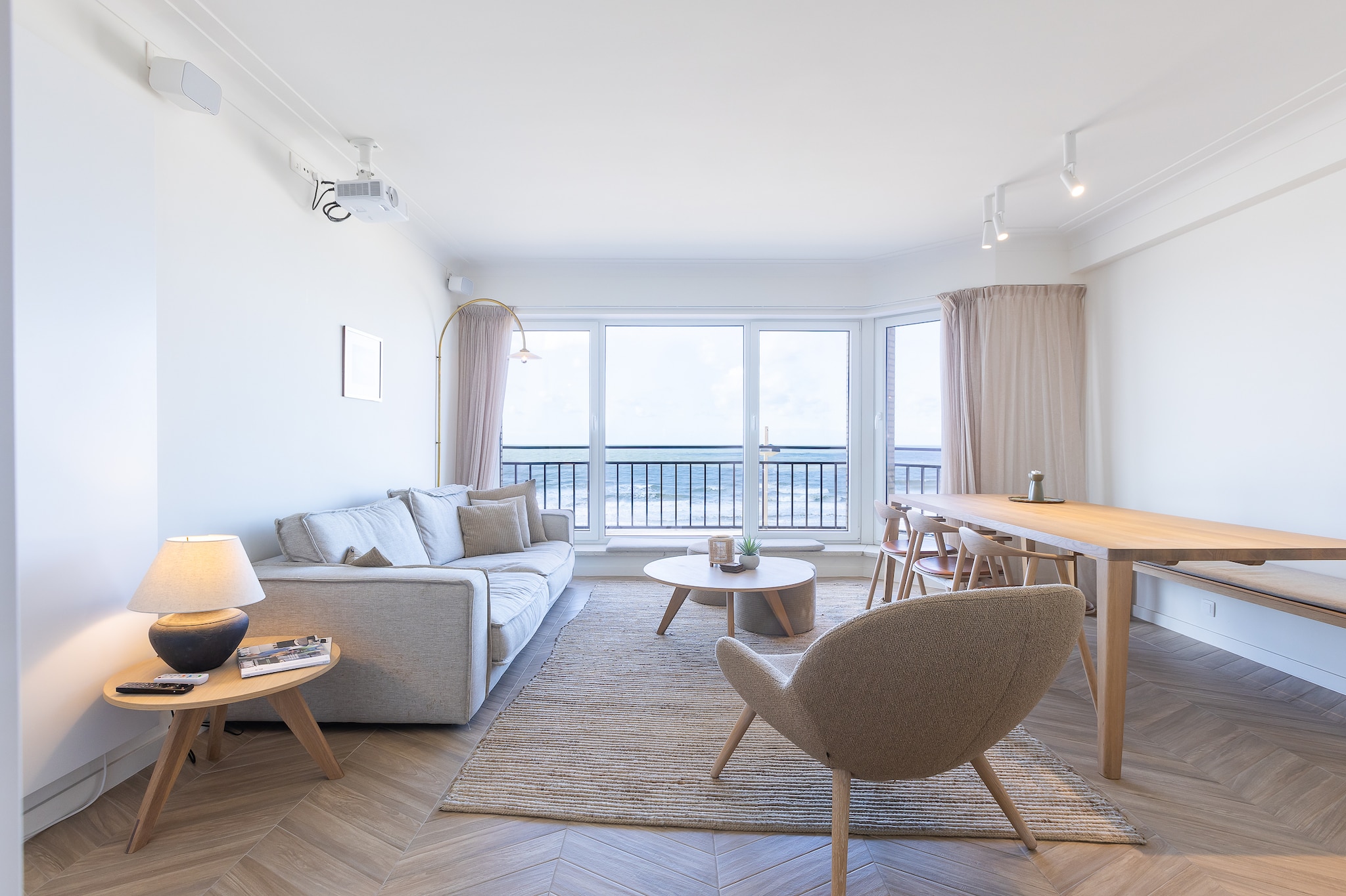 Bright apartment with direct sea view