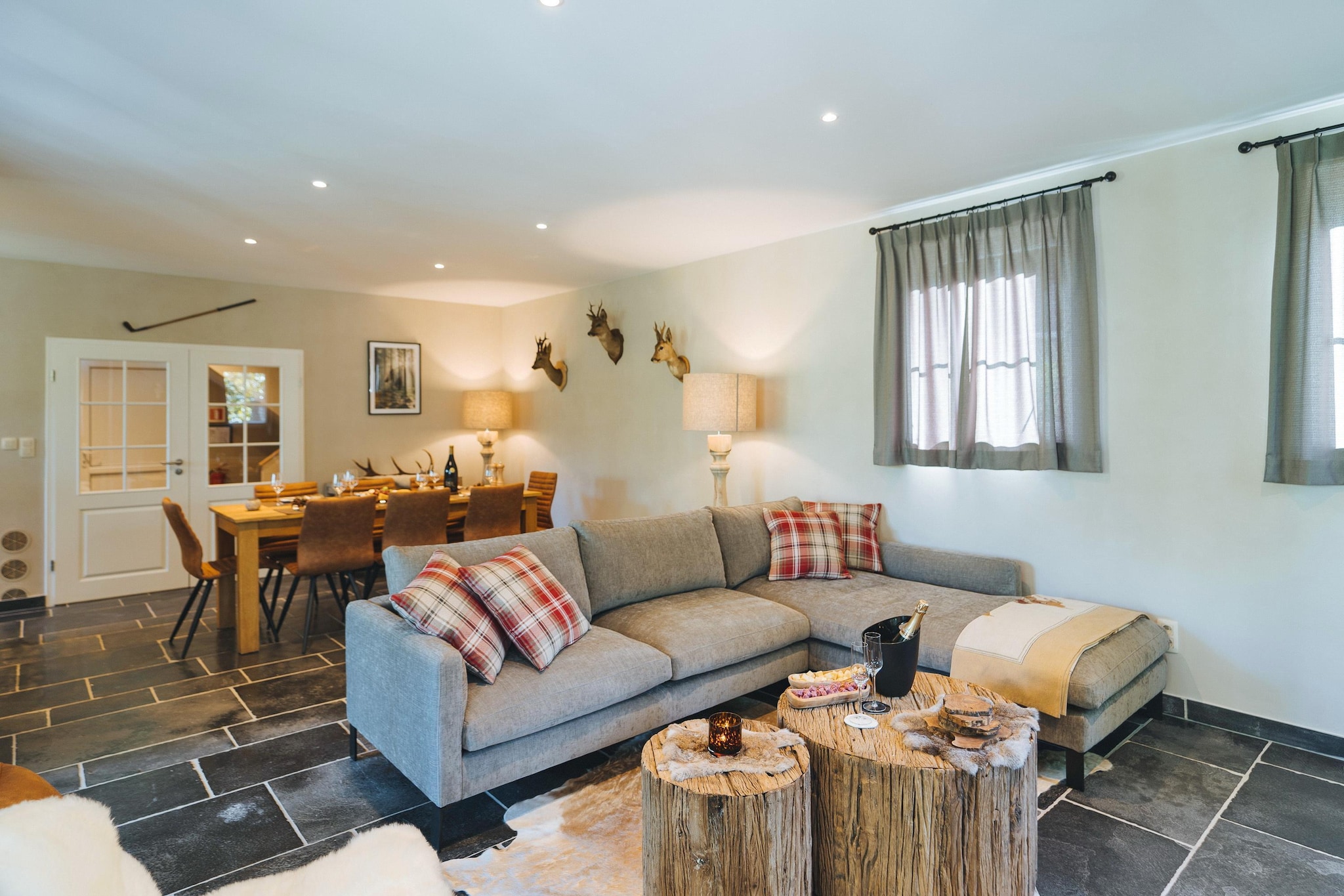 Villa ideally located near the Durbuy golf course. This 8-person villa is located at the end of a cul-de-sac on the Durbuy golf course, 8 km from the famous town of Durbuy and 4 km from Barvaux-sur-Ourthe. The elegantly furnished living room has a wood-burning stove, dining table and open-plan kitchen. The large windows and partly covered terrace offer views of the Gulf of Durbuy. The terrace with BBQ has a large picnic table and 4 deckchairs and there is a petanque area in the garden. On the first floor are 2 bedrooms with king-size double beds, each with a separate bathroom with washbasin, shower and WC. The other 2 bedrooms with king-size double beds share a bathroom with washbasin and shower and a separate WC in the night hall. Bed linen and beds made up included. Pets not allowed.