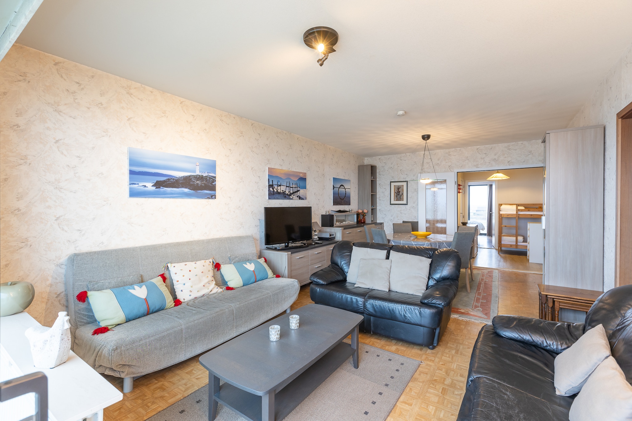 Apartment on the first floor, ideal for a relaxing seaside holiday. It features one bedroom with a double bed and a sleeping nook with bunk beds, perfect for families or small groups.  The bright and cozy living room, with a sofa bed for two people, connects to a fully equipped kitchen with all necessary amenities. From the living room, you have access to two spacious terraces: the front terrace with a lounge set offers a beautiful sea view, while the sunny rear terrace overlooks the countryside &ndash; perfect for enjoying the sun in peace.  The bedroom also provides access to the rear terrace with a view of the hinterland. The bathroom with bathtub and the separate toilet ensure extra comfort.  With its practical layout, cozy atmosphere, and excellent location, this apartment combines comfort, tranquility, and scenic views &ndash; the perfect spot for a wonderful holiday at the Belgian coast.  Wifi: yes - parking: included - sheets: bring your own - towels: bring your own.