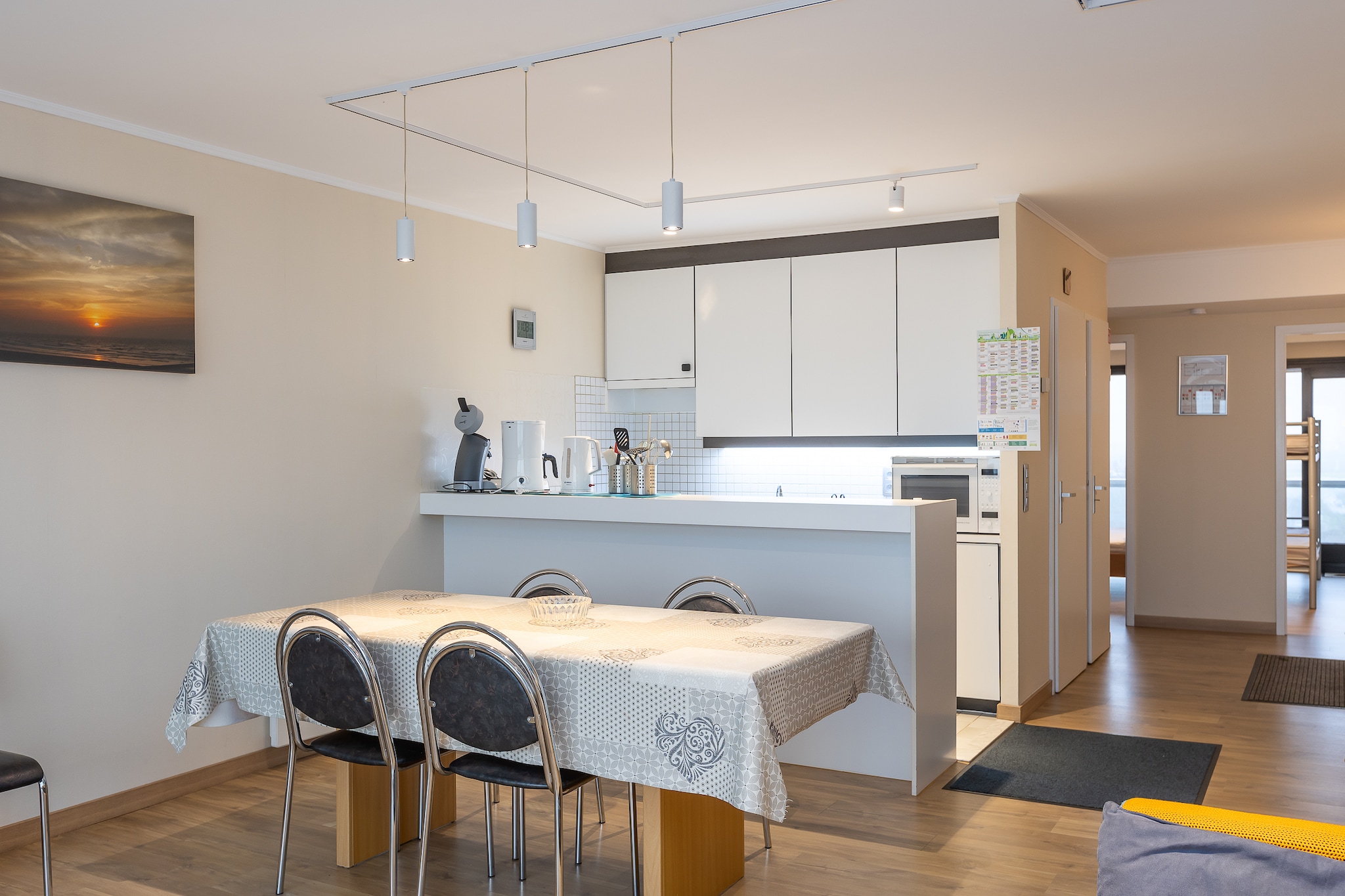 Spacious and bright apartment on the 4th floor, ideal for families or small groups, with 2 bedrooms: one with a double bed and one with a bunk bed.  The cozy living room features a sofa bed for 2 people and opens onto a terrace with stunning sea view. The open, fully equipped kitchen and renovated bathroom with walk-in shower and separate toilet provide a comfortable stay.  Both bedrooms have access to the south-facing terrace with open views of the hinterland, perfect for enjoying the sun and scenery.  Note: the garage is only suitable for small cars or bicycles.  Wifi: yes - garage: included - sheets: bring your own - towels: bring your own.