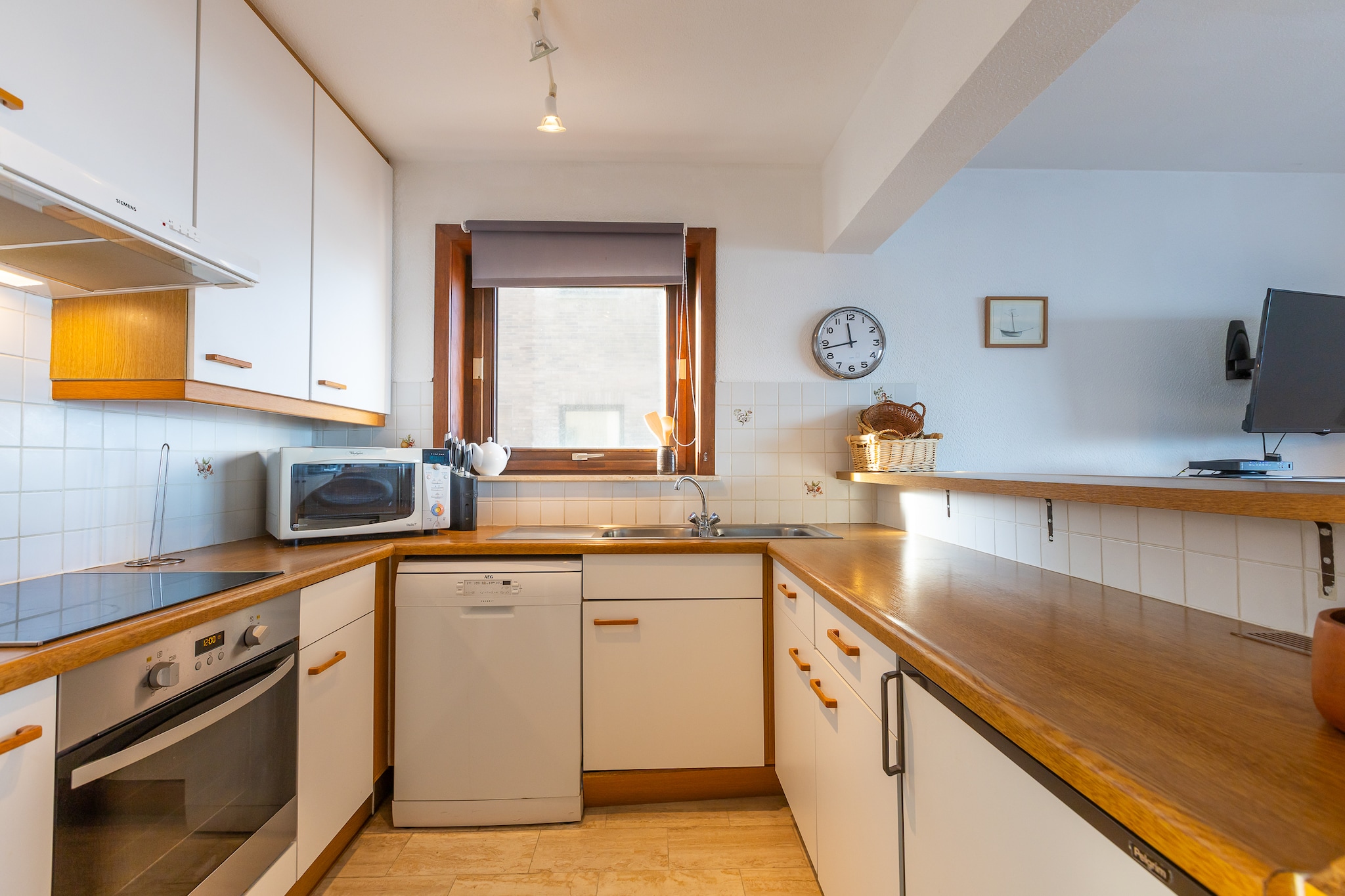 Enjoy a carefree seaside holiday in this charming corner apartment on the second floor, featuring two spacious bedrooms, each with a comfortable double bed.  The bright and inviting living room, with a sofa bed, offers stunning panoramic sea views, perfect for relaxing after a day at the beach. The open, fully equipped kitchen invites you to cook and dine together, while the bathroom with bathtub and separate toilet provide extra comfort.  Both bedrooms open onto a sunny terrace with beautiful views of the hinterland &ndash; the perfect spot for breakfast in the morning sun or a drink at sunset.  The ideal base for enjoying peace, comfort, and the magic of the Belgian coast.  Wifi: yes - parking: included - sheets: bring your own - towels: bring your own.  &nbsp;