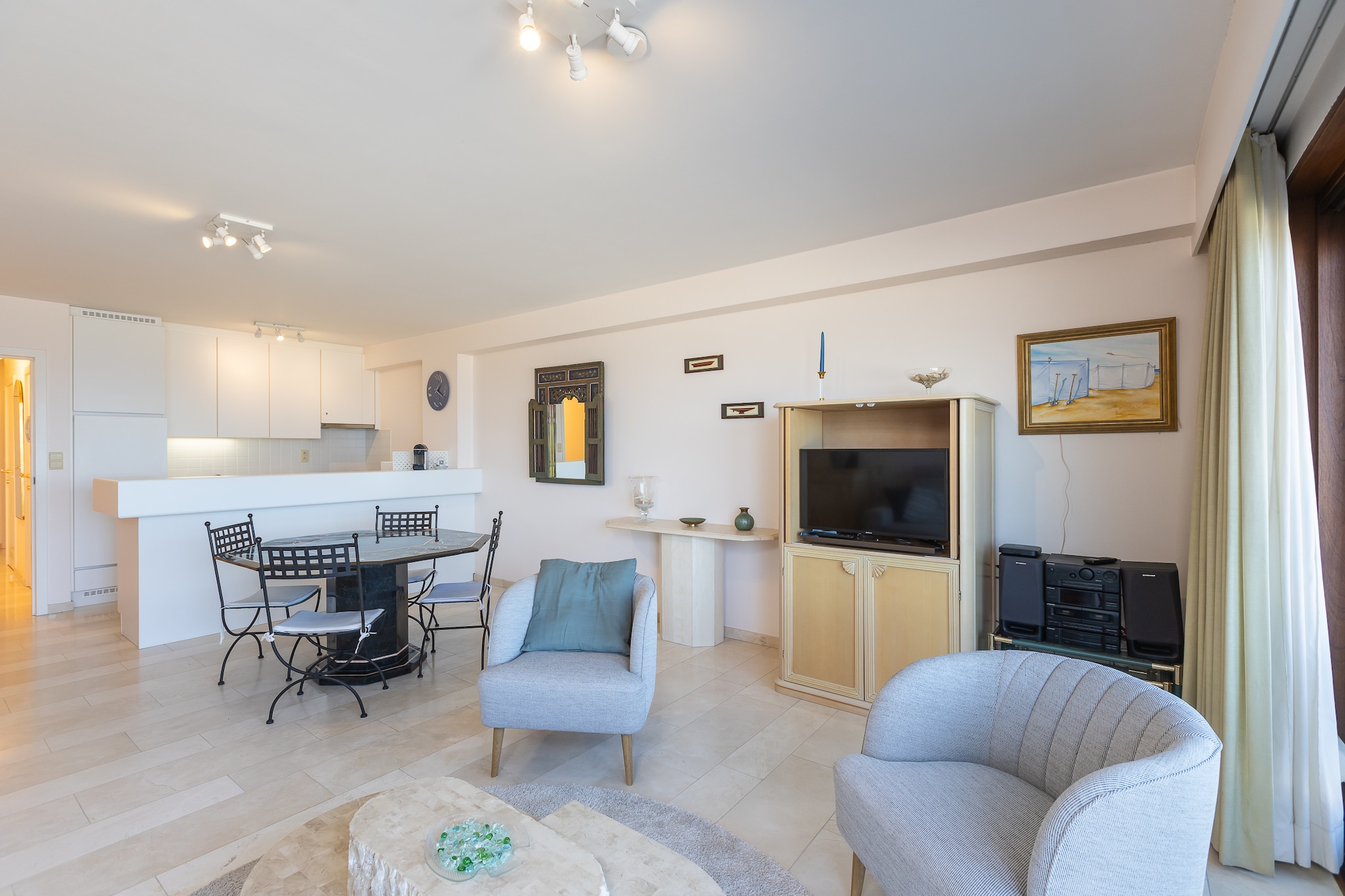 Spacious apartment with direct sea view