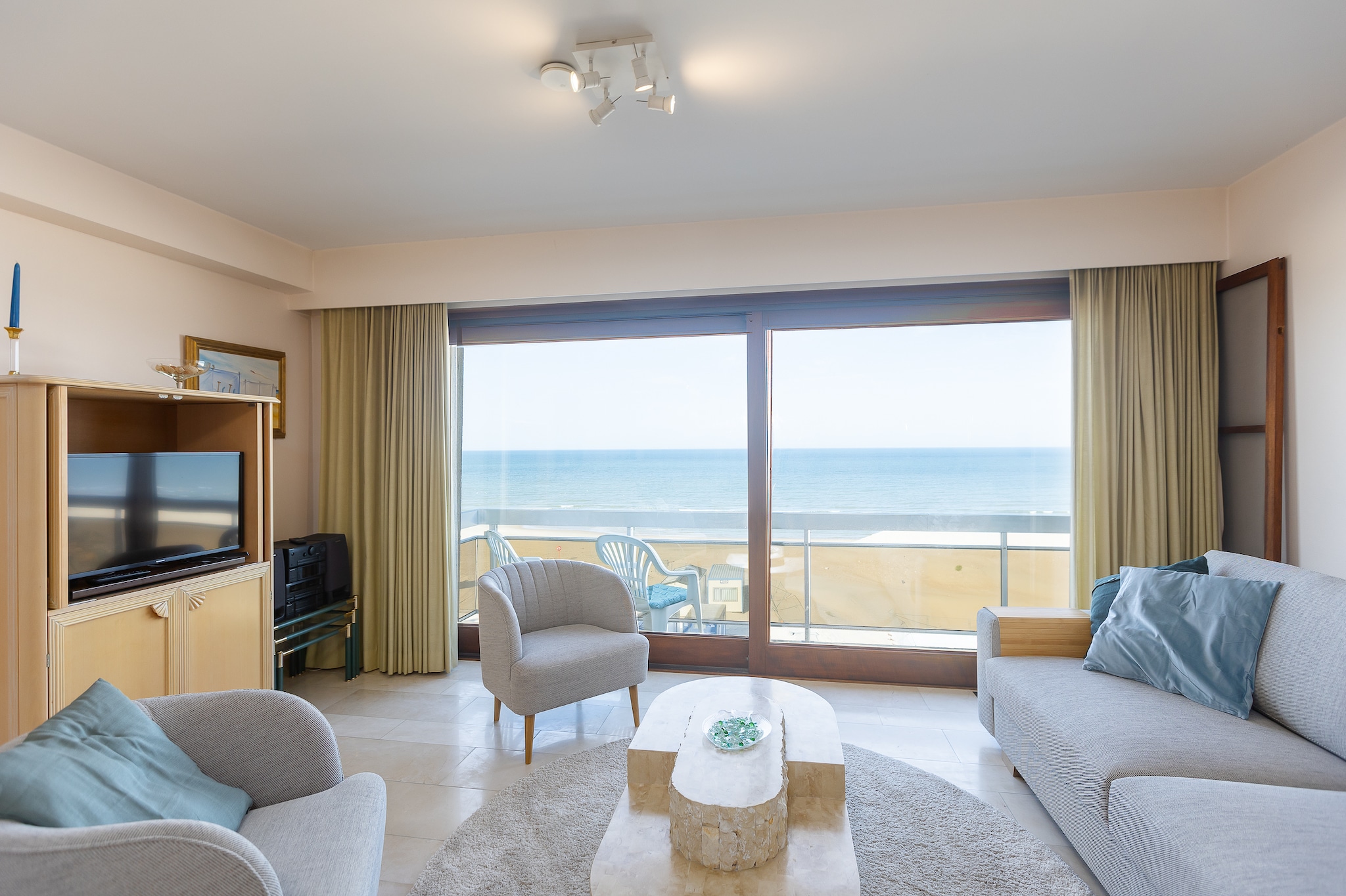 Enjoy your stay in this spacious apartment on the 4th floor, ideally located near shops and public transport. The apartment features 2 bedrooms: one with a double bed and one with a bunk bed and a single bed, perfect for families or groups. The cozy, bright living room opens onto a terrace with stunning sea views, while the open, fully equipped kitchen provides all the comforts for self-catering. The bathroom includes a bathtub with shower, a double sink, and a toilet, plus a separate toilet for extra convenience. At the rear, there is also a small terrace for relaxing. This residence combines a prime location with comfort, sea views, and everything within easy reach for a relaxing stay. Wifi: yes - garage: included - sheets: bring your own - towels: bring your own.