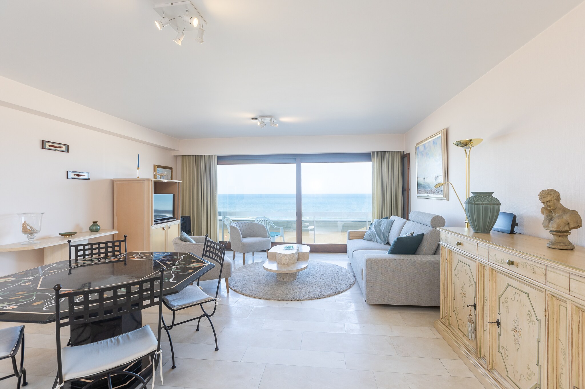 Spacious apartment with direct sea view