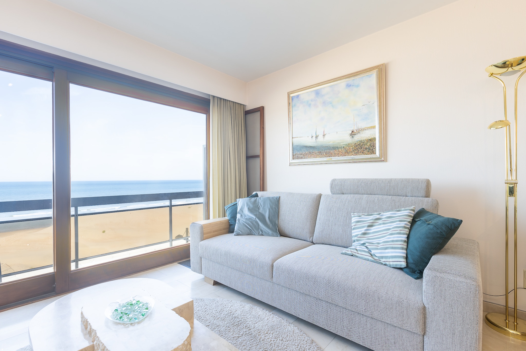 Spacious apartment with direct sea view