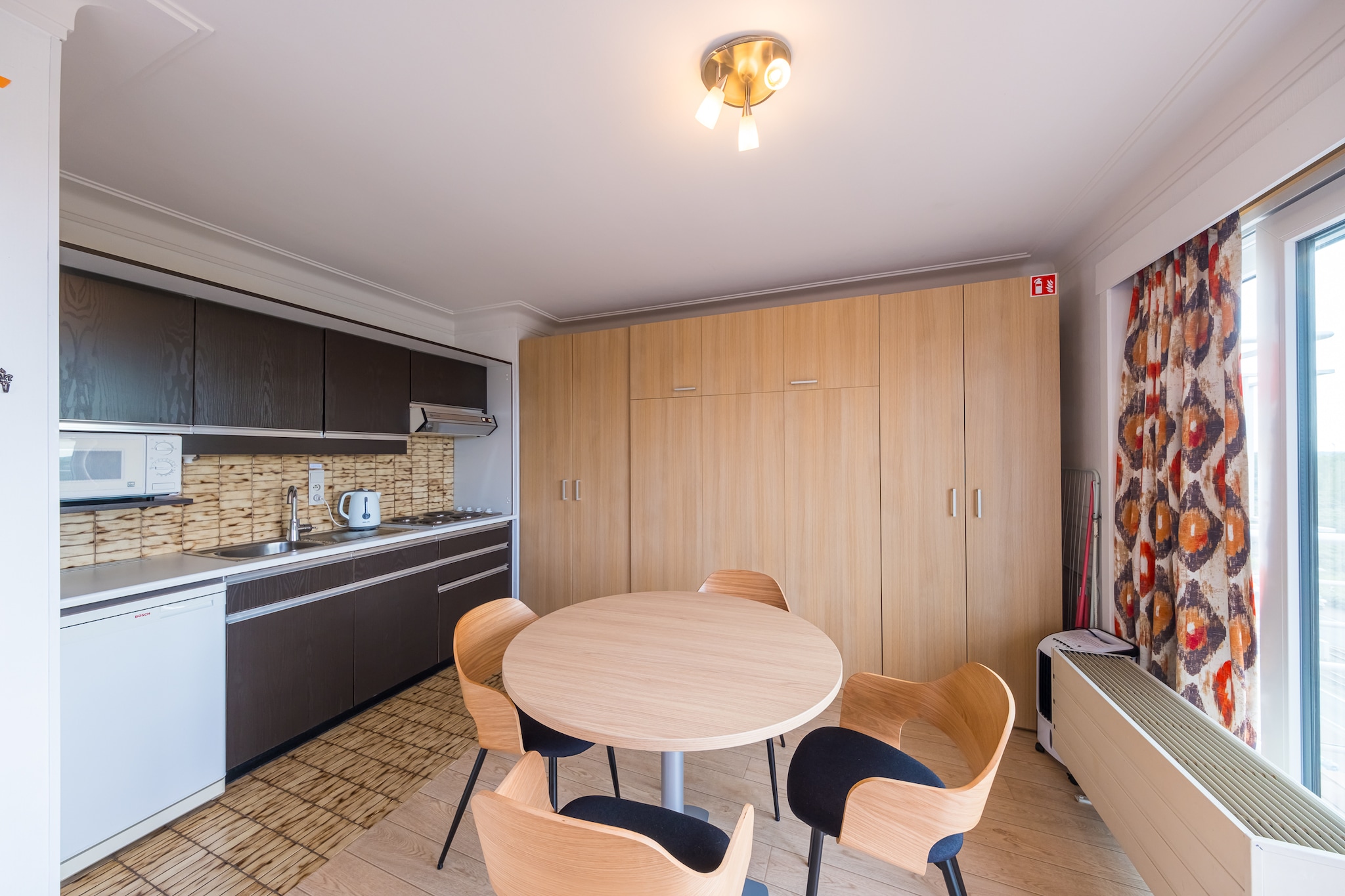 Studio located on the 5th floor and equipped with a sofa bed (2 persons) and a closet bed (2 persons). Furthermore, there is a cosy living room, which has full-width wall-to-wall windows, opening onto the sun-facing terrace, which offers stunning views of the hinterland. There is a modern fitted kitchen and a bathroom with shower and toilet. This residence is located on the seafront (no sea view) and near a tram stop. Wifi: yes - parking: not included - sheets: bring your own - towels: bring your own.