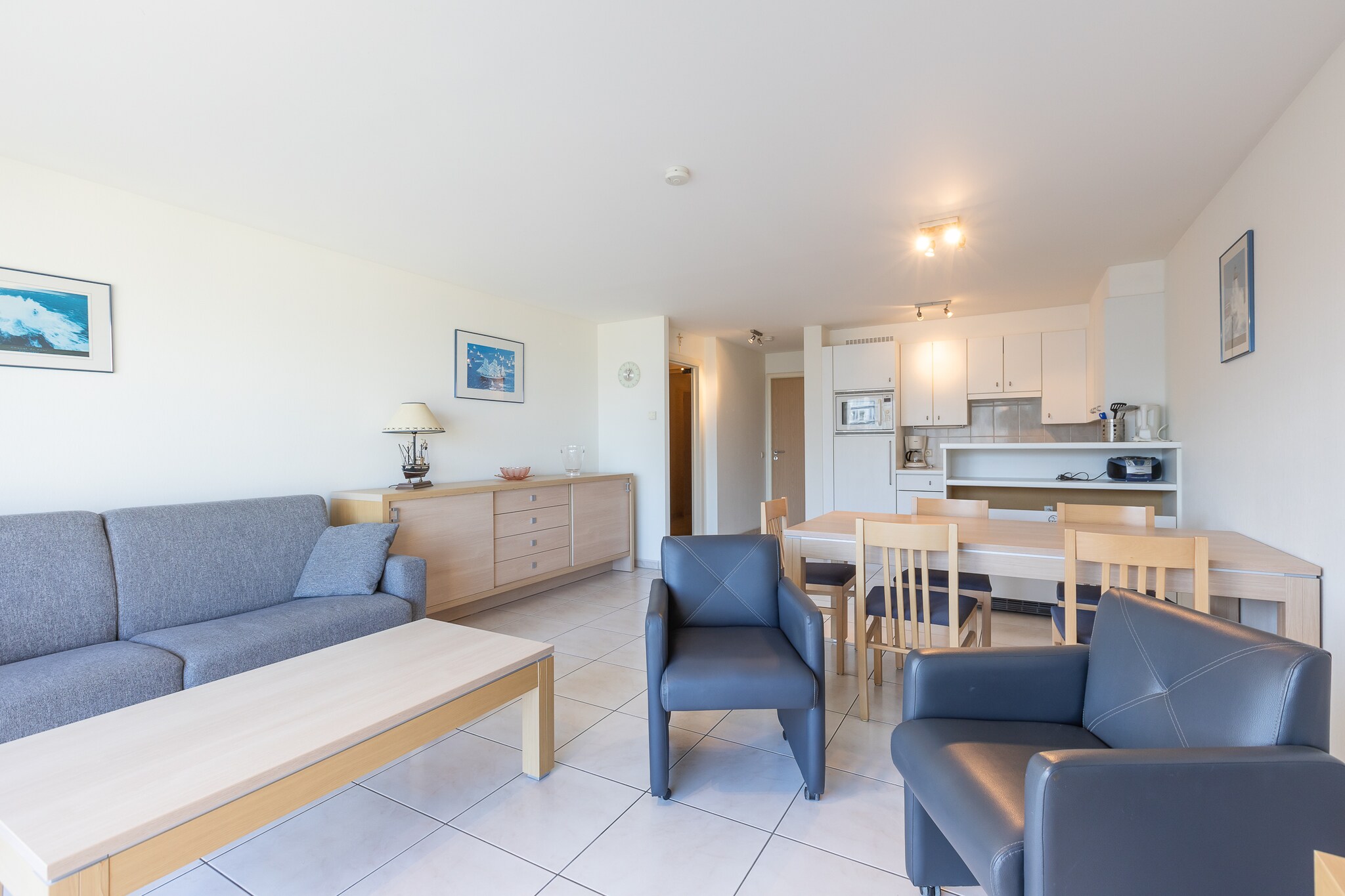 Ground floor: (Living room(double sofa bed(twin duvet), TV, dining table, seating area, radio), Kitchen(electric kettle, coffee machine, microwave, dishwasher, fridge(+ freezer), Juicer), bedroom(double bed(twin duvet, 140 x 200 cm)), bedroom(single bed, double bed), bathroom(bath tub), toilet(guest toilet), storage, Internet access, terrace, lift)