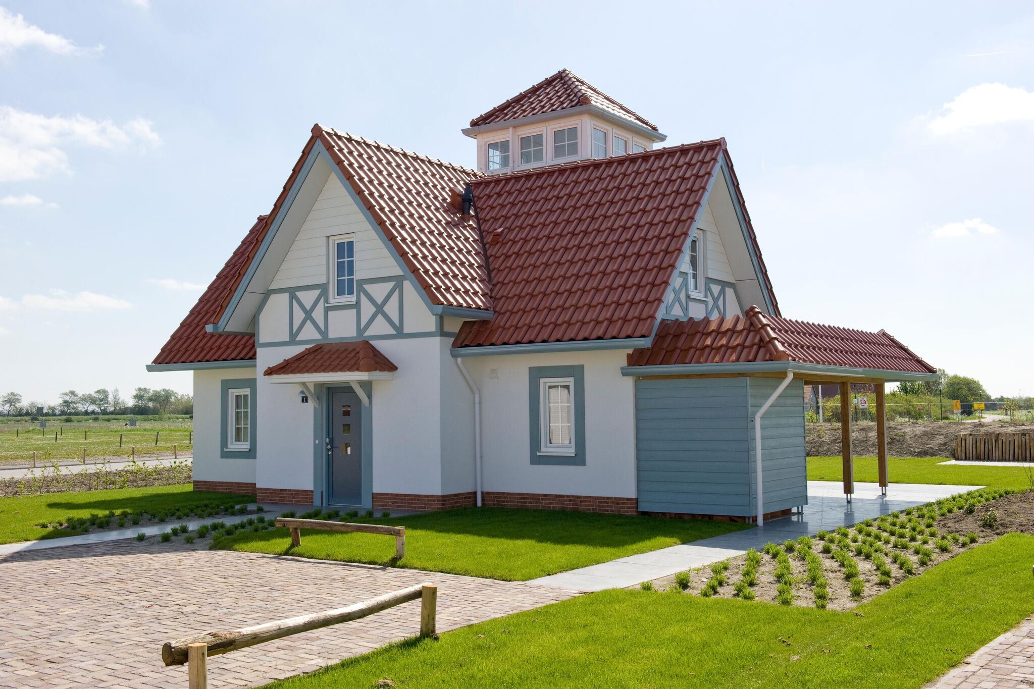 Villa with rowing boat and sauna, near the beach