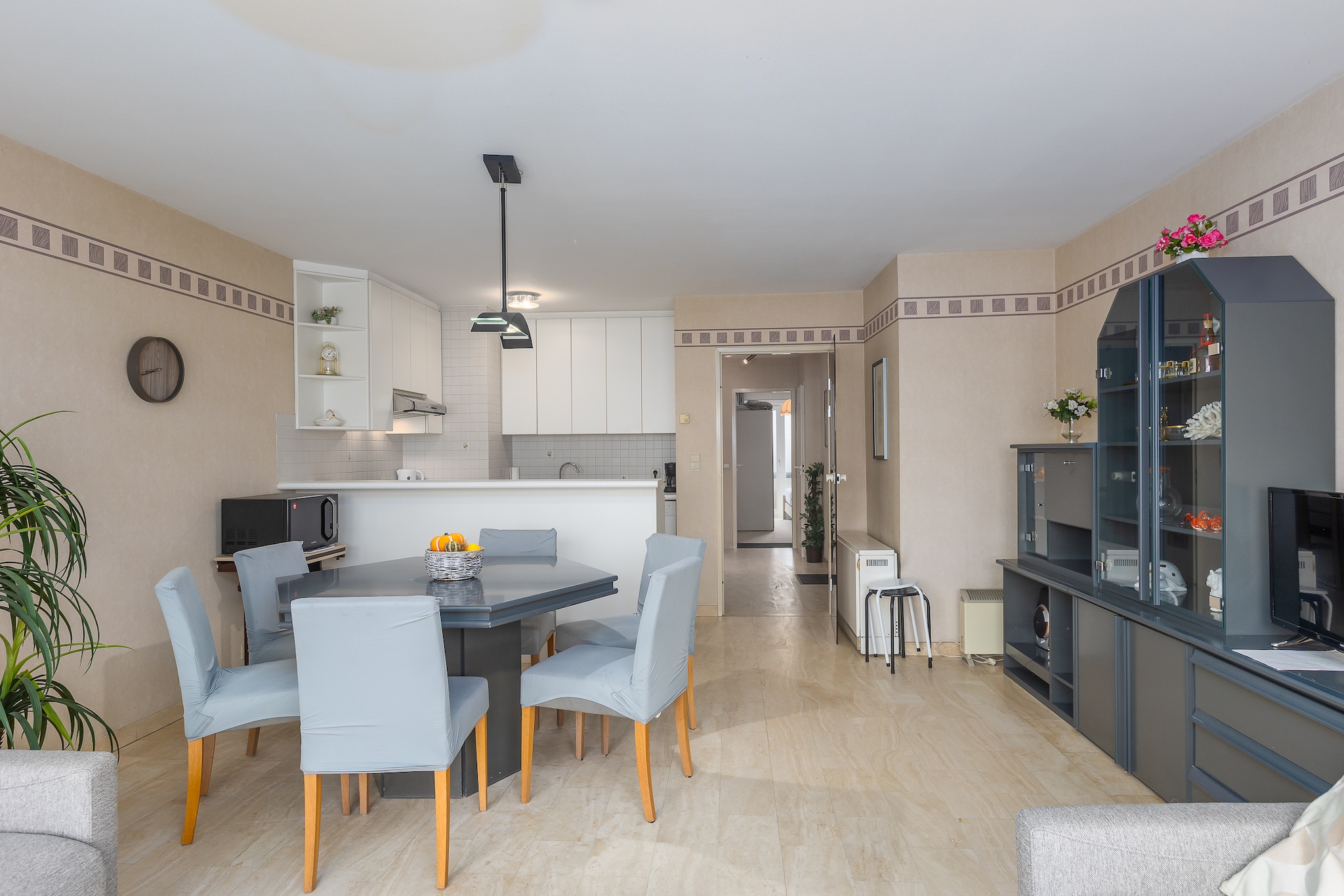 In the spring of 2026, the bathroom and toilet of this flat will be completely renovated. Spacious apartment on the 1st floor with stunning sea view and sunny terrace – an ideal place for a relaxing holiday on the Belgian coast. The apartment features 2 bedrooms: one with a double bed and one with 2 single beds, making it perfect for families or a stay with friends. The spacious and cozy living room with a sofa bed for 2 people opens onto a terrace with a magnificent sea view, ideal for relaxing. It includes a fully equipped open kitchen, a bathroom with bathtub, and a separate toilet. From the bedrooms, you have access to a sunny terrace, perfect for enjoying the outdoors. Located close to the beach and the seafront promenade, this apartment is the perfect base for a wonderful seaside holiday, combining space, comfort, and a prime location. Wifi: yes - garage: included - sheets: bring your own - towels: bring your own.