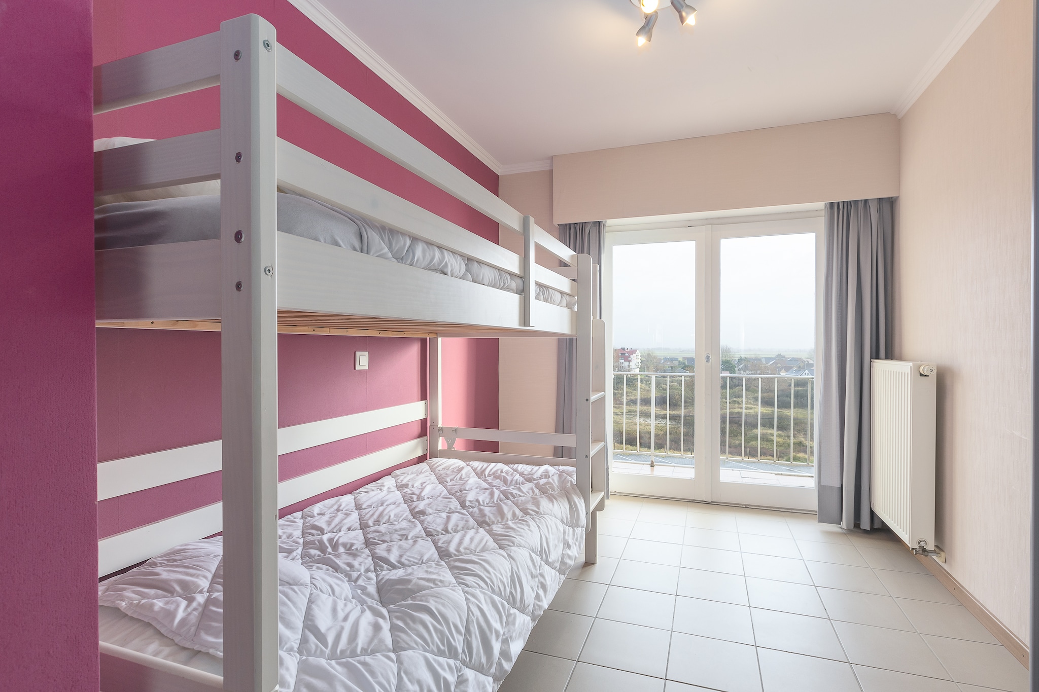 This comfortable apartment on the 3rd floor is perfect for a relaxing holiday on the Belgian coast. It features 2 cozy bedrooms &ndash; one with a double bed and one with a bunk bed &ndash; ideal for families or small groups.  The tastefully furnished living room, with a sofa bed for 2 people, connects to a semi-open, fully equipped kitchen where you can easily prepare your own meals. The bathroom includes a bathtub with shower option and a double sink, and there is also a separate toilet for extra convenience.  Both bedrooms open onto a spacious, sunny terrace with a beautiful view of the hinterland, perfect for relaxing in a peaceful setting.  In short: a cozy and well-equipped apartment with a sunny terrace, ideal for a carefree seaside holiday.  Wifi: yes - parking: not included - sheets: bring your own - towels: bring your own.