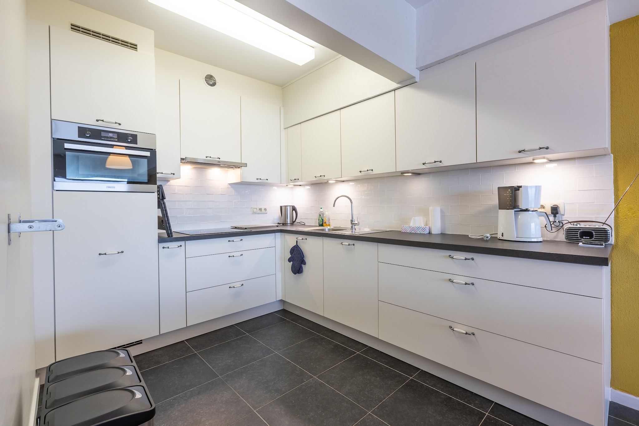 This spacious apartment on the 9th floor with stunning sea views is the perfect base for a relaxing holiday on the Belgian coast. It features 2 comfortable bedrooms – one with a double bed and one with a bunk bed – ideal for families or small groups. The bright and spacious living room with a sofa bed for 2 people opens onto a terrace with breathtaking sea views, where you can enjoy the fresh sea breeze and sunshine. The fully renovated, open-plan kitchen is equipped with everything you need to cook your own meals, while the renovated bathroom with shower and separate toilet offer extra comfort. At the rear of the apartment, there is also a sunny terrace, perfect for relaxing and unwinding. In short: a modern and comfortable apartment with two terraces and stunning sea views, ideal for a carefree seaside holiday. Wifi: yes - parking: included - sheets: bring your own - towels: bring your own.