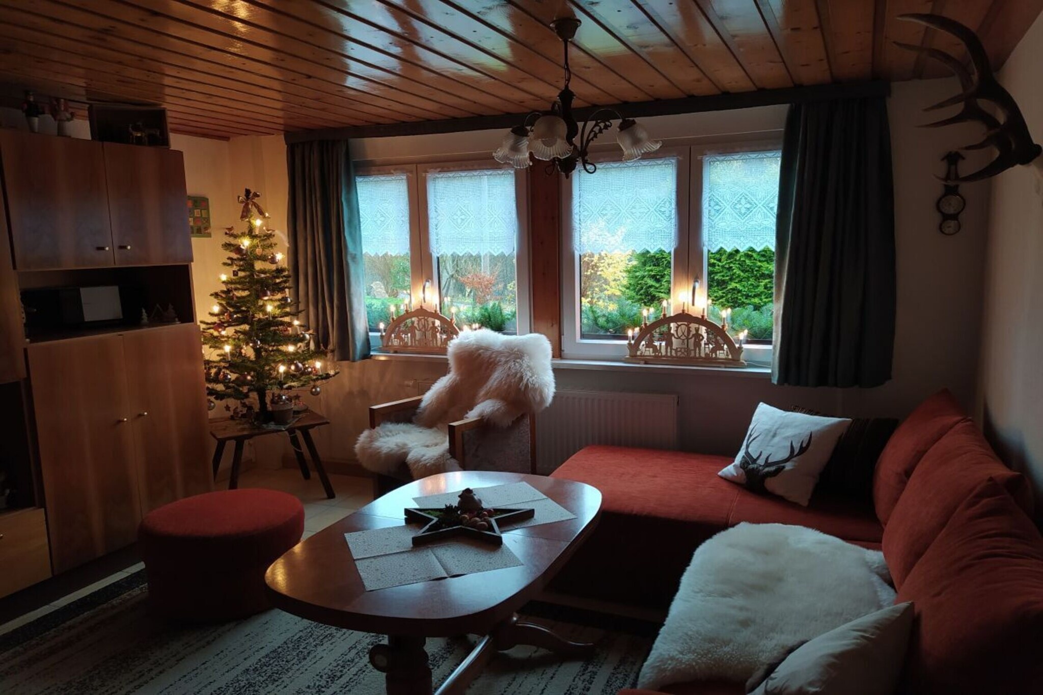 With us you live in a 70 sqm holiday home with 2 floors. On the ground floor: cozy living area, kitchen with dining area, bathroom with shower and separate toilet. On the upper floor: bedrooms, a double room (180/190) and two single rooms (90/200), sleeping separately - no problem for us and very popular! Hand and bath towels, bed linen, cosmetic magnifying mirror and hairdryer are part of the equipment, a parking space on the property, free Wi-Fi in the house, terrace in front of the house
Two bicycles can be safely stored in the shed.