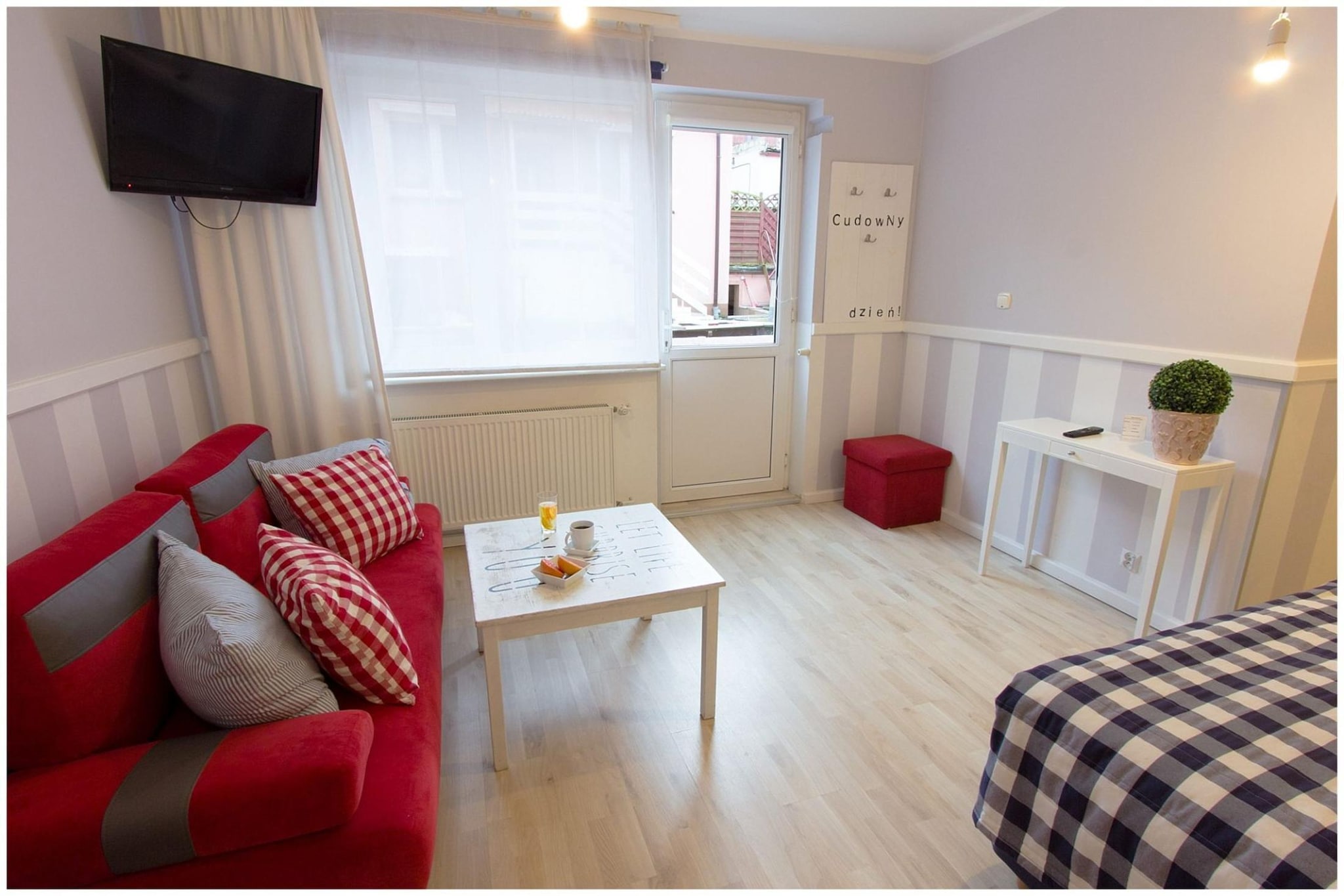 The three-person apartment is located in a comfortable villa near the Wolin National Park, 10 minutes from the beach and 250 m from the city center. The apartment is located on the ground floor. It has a separate entrance from the outside.
Międzyzdroje is a resort with a unique atmosphere, very popular among tourists spending their holidays by the sea, often even called the summer capital of Western Pomerania. The city is located between the Cliff Coast and the Wolin National Park, from here visitors can admire the beautiful landscape, wild vegetation, go to Turquoise Lake, the bison reserve and the nature museum. Międzyzdroje's fame is enhanced by frequent visits of the greatest stars of Polish cinema. Choral and film festivals are held here every year.