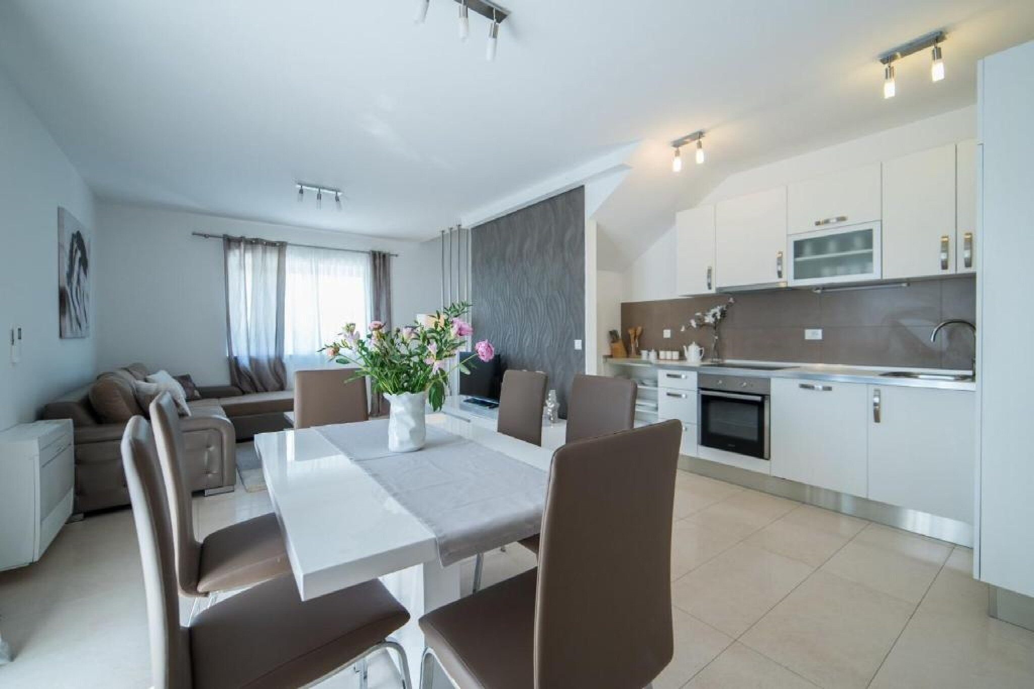 Villa Anita - Five Bedroom Villa with Swimming pool-Eetkamer