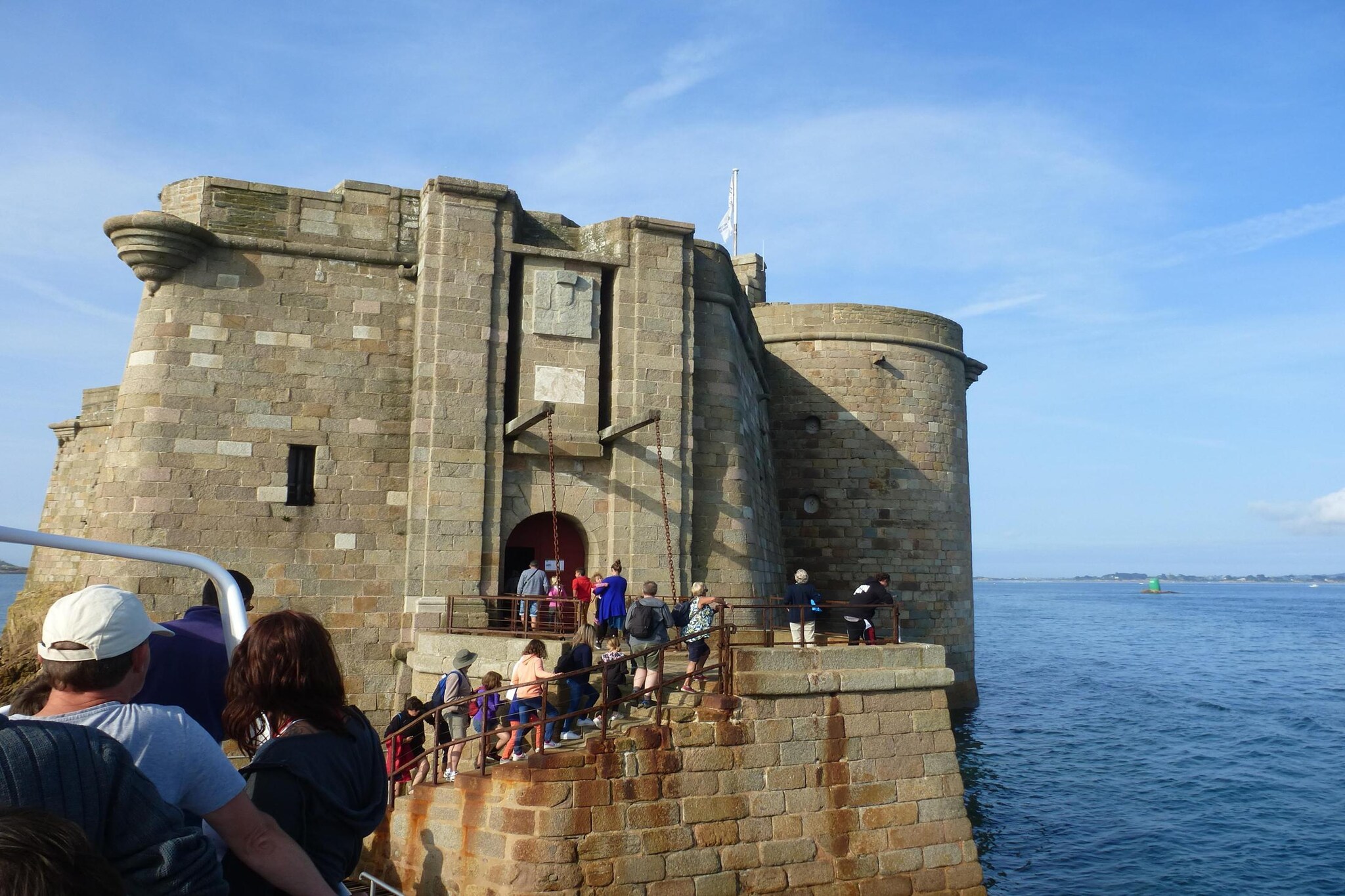 Situated just 500 m from a beautiful sandy beach, this flat is fully equipped for 2 people;
The small seaside resort, which borders the CÃ´te de Granit Rose to the east, is surrounded by no fewer than seven sandy beaches. The small village centre and the various beaches are just a few minutes' walk away. Along the harbour promenade you'll find typical restaurants and cafÃ©s serving excellent French cuisine.