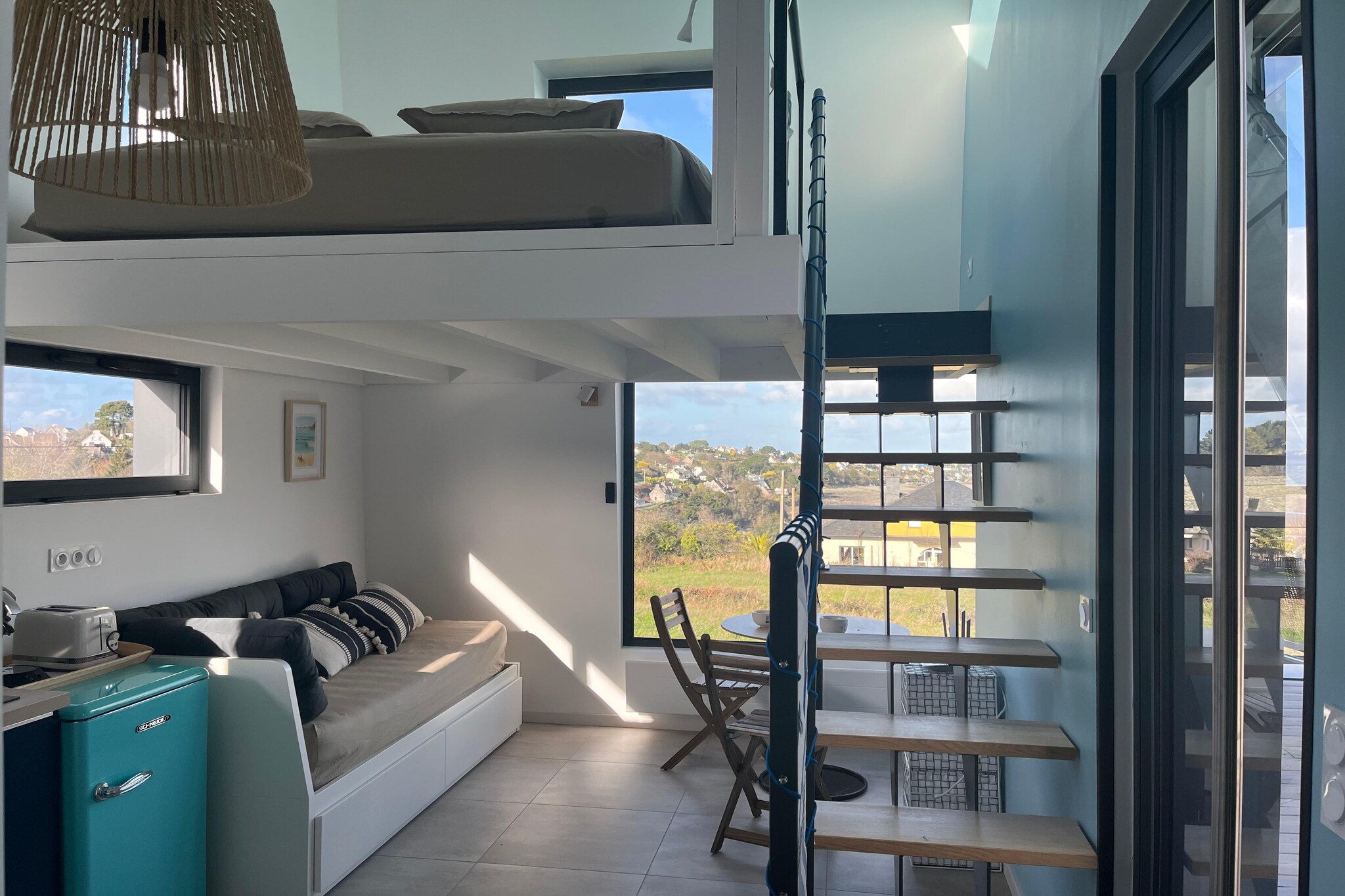 Kitchenette(electric kettle, toaster, cooker, coffee machine, combination microwave, fridge), Living/diningroom, Gallery bedroom(double bed), bathroom(shower, toilet), terrace, garden, garden furniture, parking