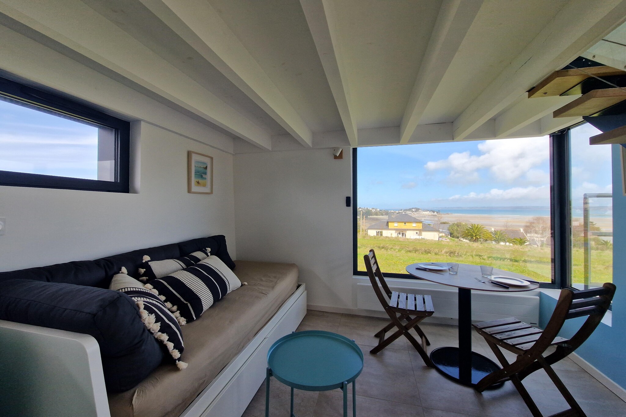 Situated just 500 m from a beautiful sandy beach, this flat is fully equipped for 2 people;
The small seaside resort, which borders the CÃ´te de Granit Rose to the east, is surrounded by no fewer than seven sandy beaches. The small village centre and the various beaches are just a few minutes' walk away. Along the harbour promenade you'll find typical restaurants and cafÃ©s serving excellent French cuisine.