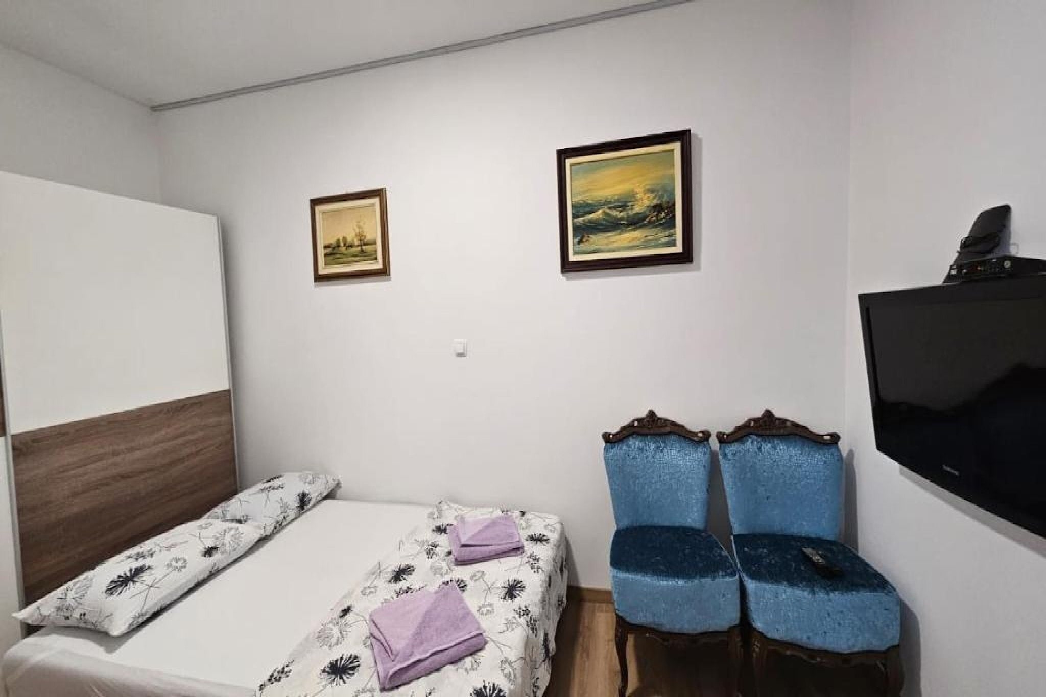 Apartment Gracac - Two Bedroom Apartment with Terrace-Chambre