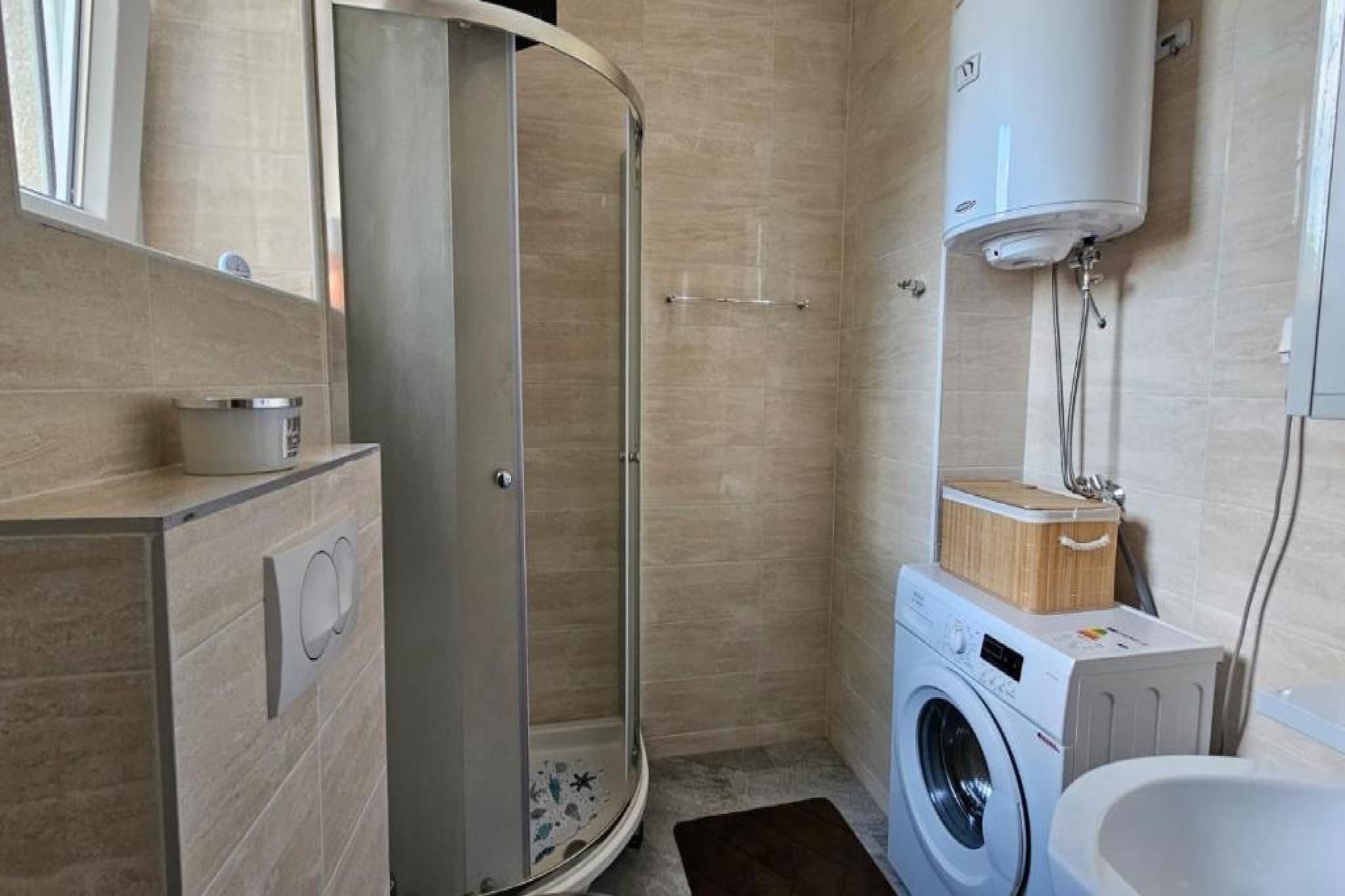 Apartment Gracac - Two Bedroom Apartment with Terrace-Salle de bain