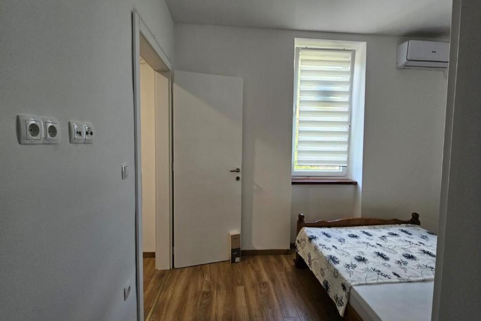 Apartment Gracac - Two Bedroom Apartment with Terrace-Chambre