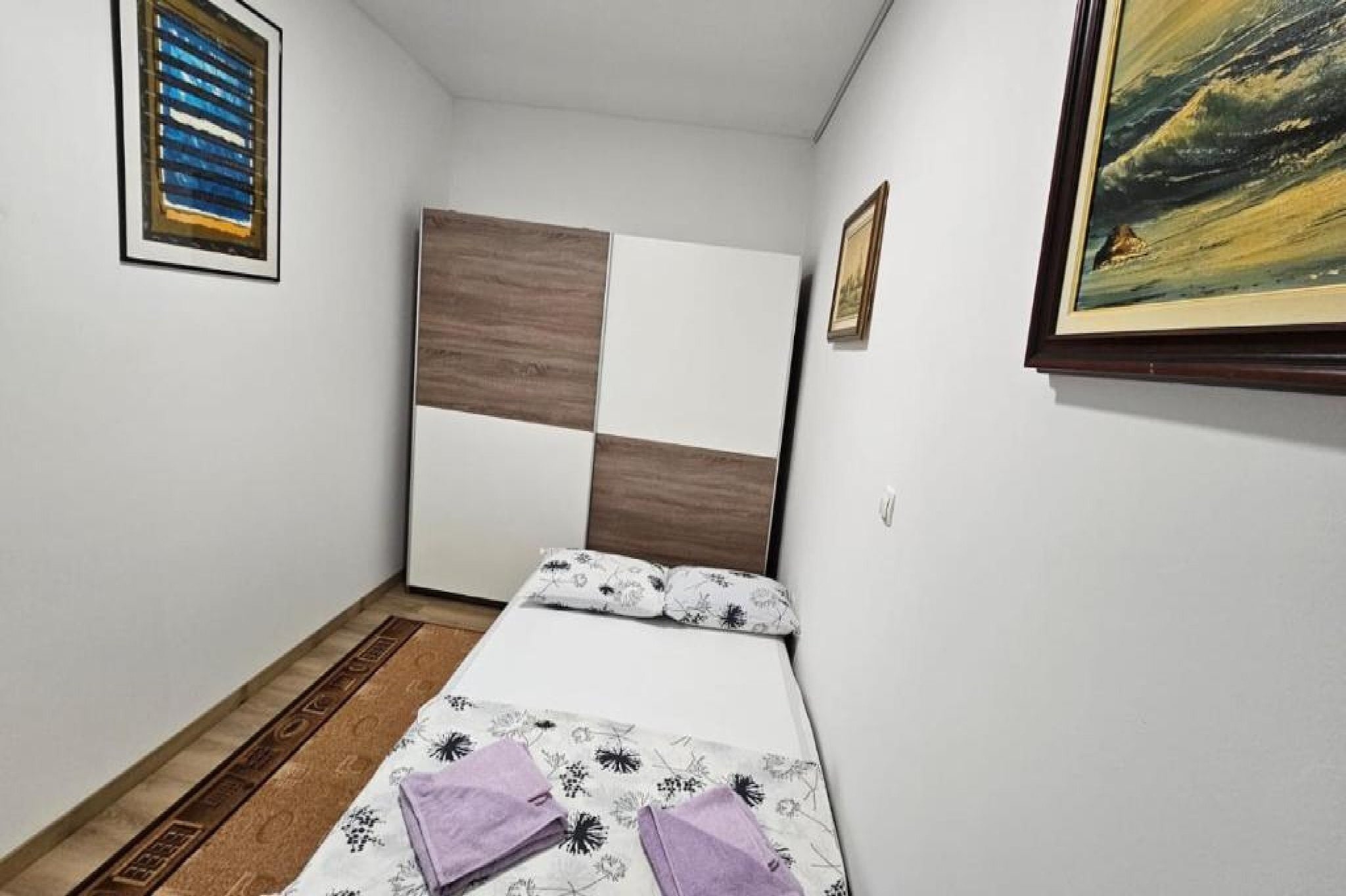 Apartment Gracac - Two Bedroom Apartment with Terrace-Chambre