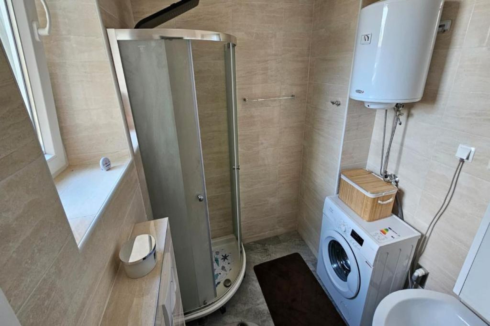 Apartment Gracac - Two Bedroom Apartment with Terrace-Salle de bain