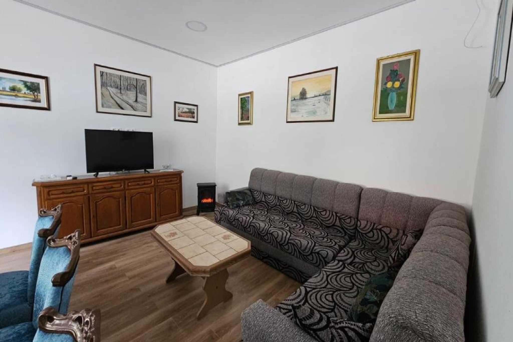 Apartment Gracac - Two Bedroom Apartment with Terrace-Salon