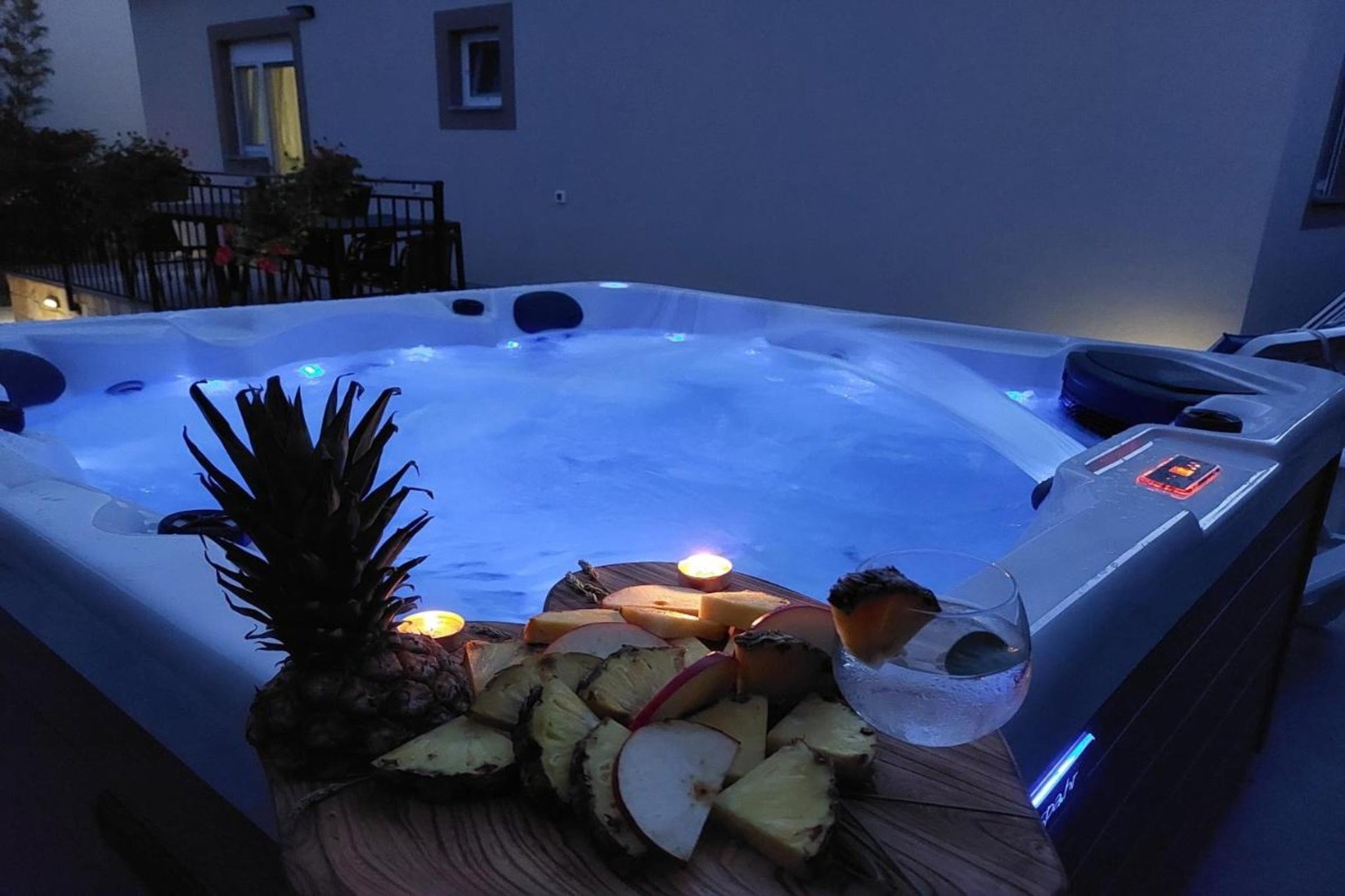 Mihael Holiday House - Three Bedroom Holiday Home with jacuzzi-Spa
