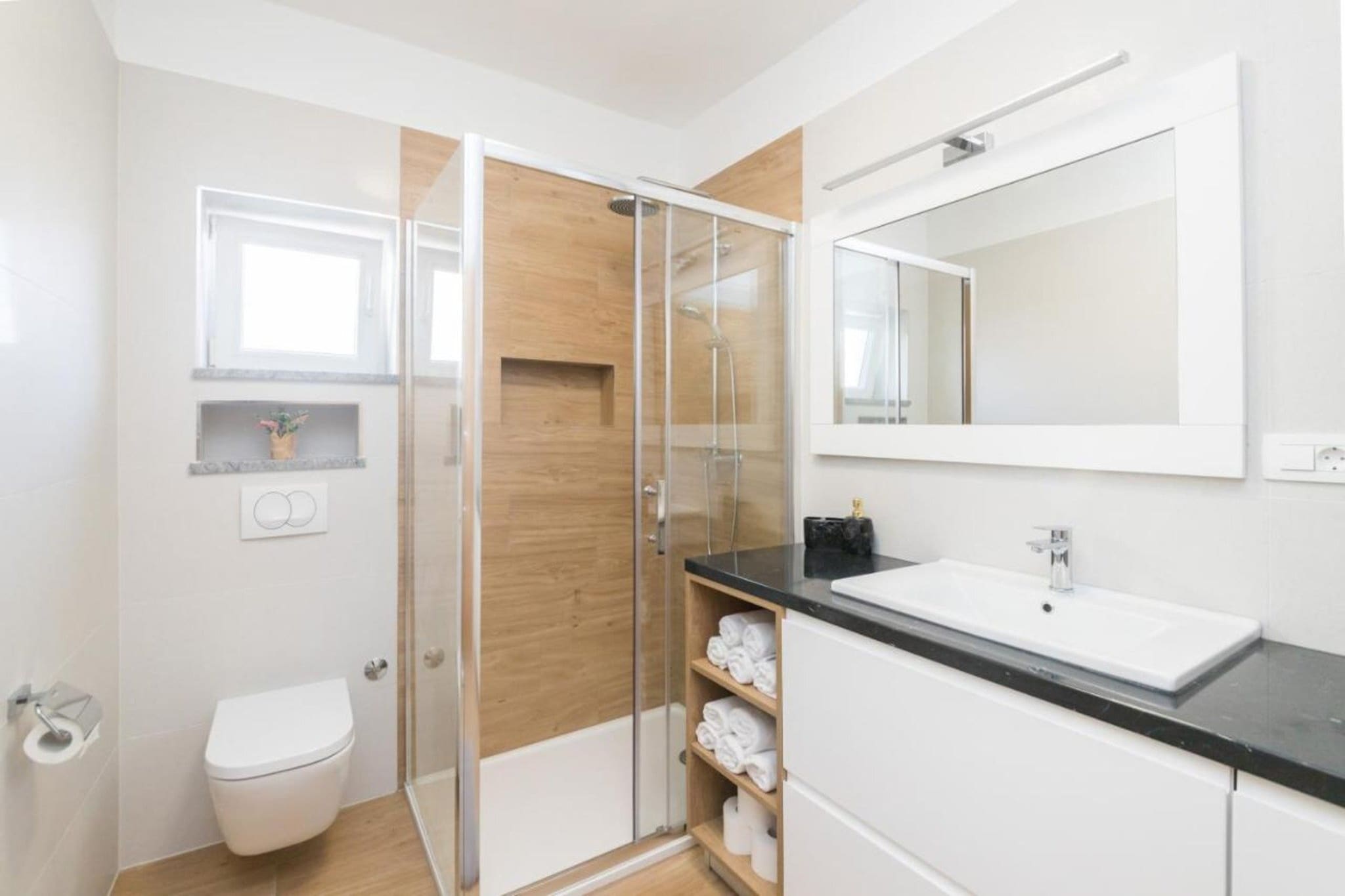 Mihael Holiday House - Three Bedroom Holiday Home with jacuzzi-Badezimmer