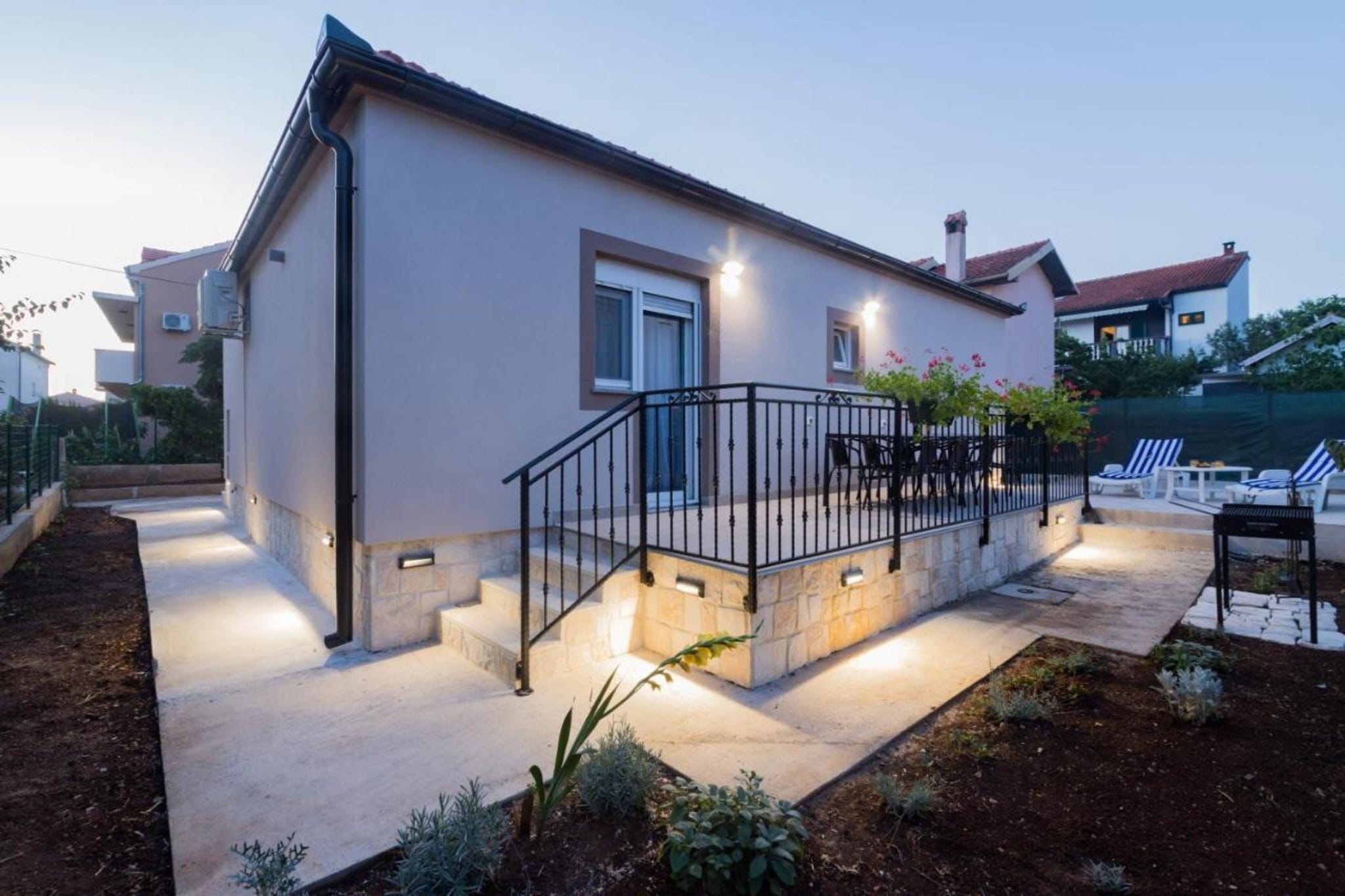 Mihael Holiday House - Three Bedroom Holiday Home with jacuzzi-Außenbereich
