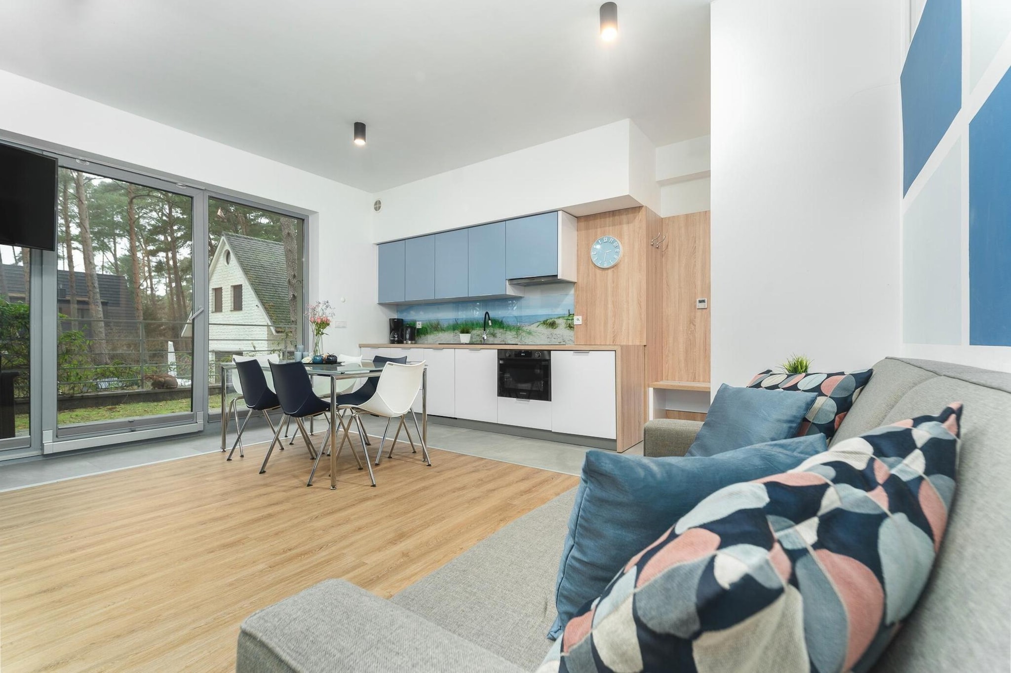 Ground floor: (open kitchen(hob(2 ring stoves, induction), electric kettle, toaster, hood, coffee machine, oven, dishwasher, fridge-freezer), Living/diningroom(double sofa bed, double sofa bed, TV(flatscreen, german television channels), dining table(6 persons)), bedroom(double bed), bathroom(shower, washbasin, toilet, hairdryer))\n\nInternet access, heating(central), terrace(roofed), garden furniture, sun loungers, parking