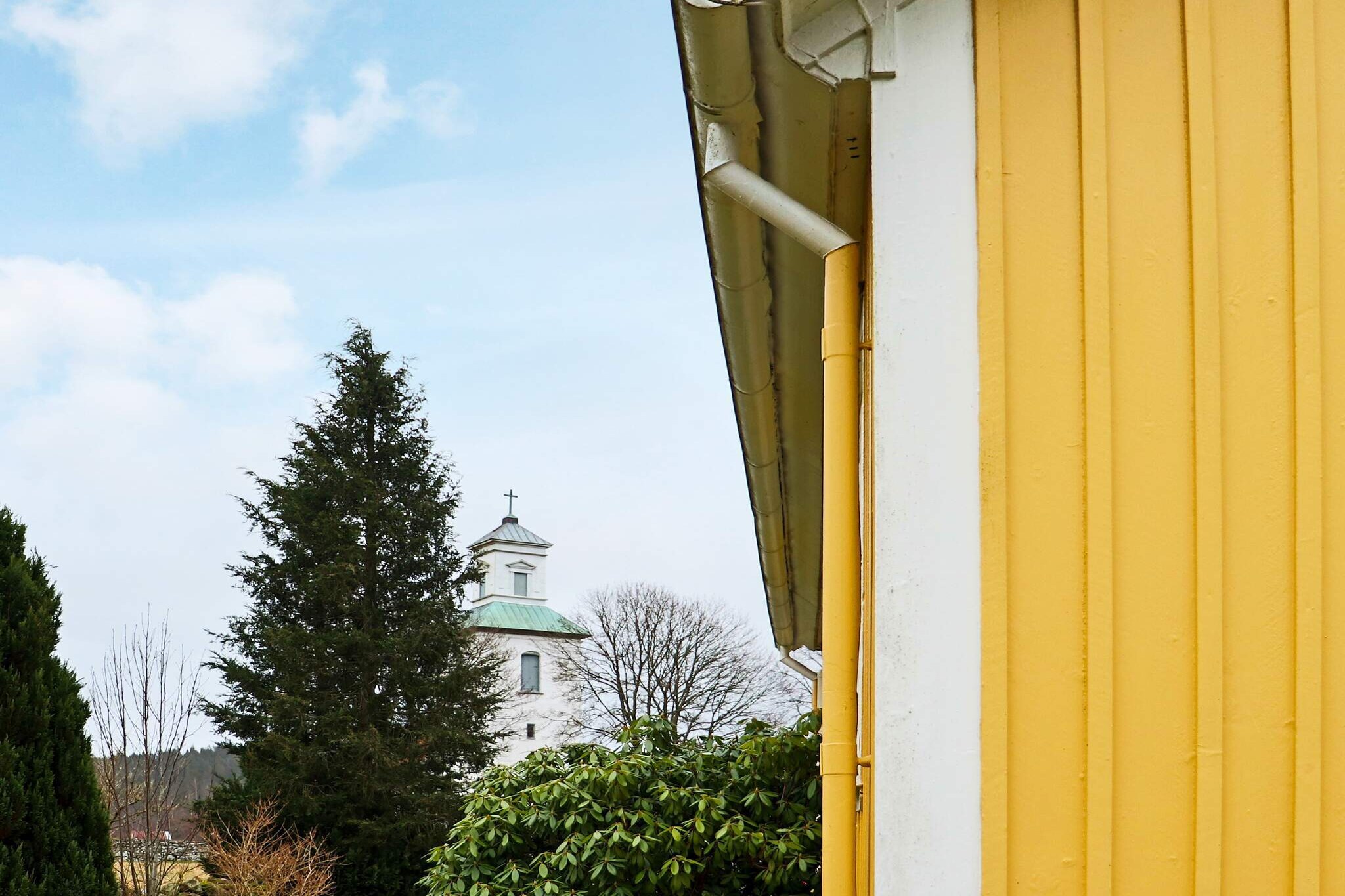 Internet Access DSL, Kitchen(cooker(electric), microwave, freezer(60-99L), fridge-freezer), Living/bed room(TV, chromecast), bedroom(double bed), bedroom(2x bunk bed), bedroom(2x single bed), bathroom(bath tub, washbasin, shower, toilet), bathroom(washbasin, toilet), heating(central), garden, garden furniture, BBQ, parking, air to air heatpump