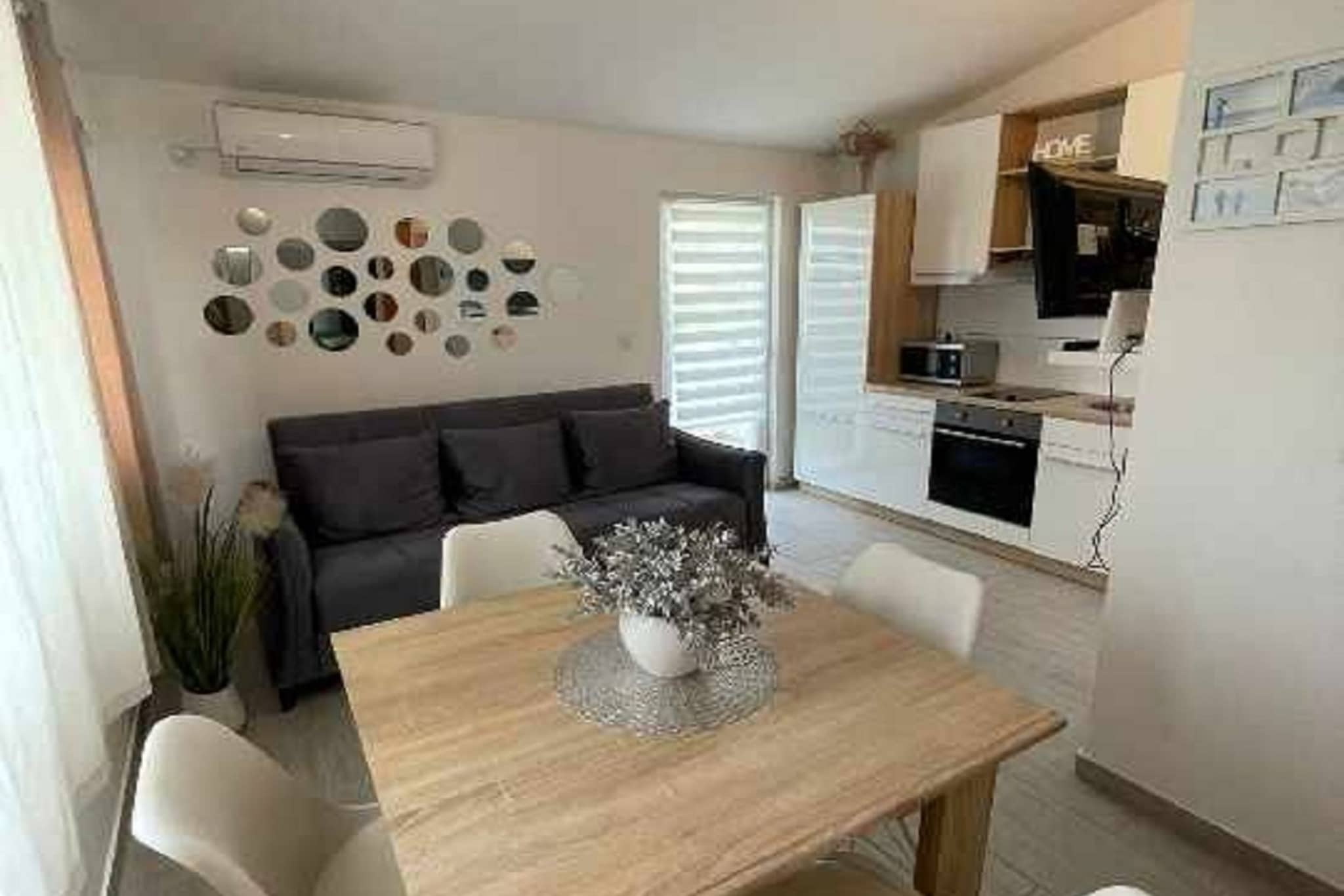 Apartments J&M 2- One Bedroom Apartment with Sea View-Dining room