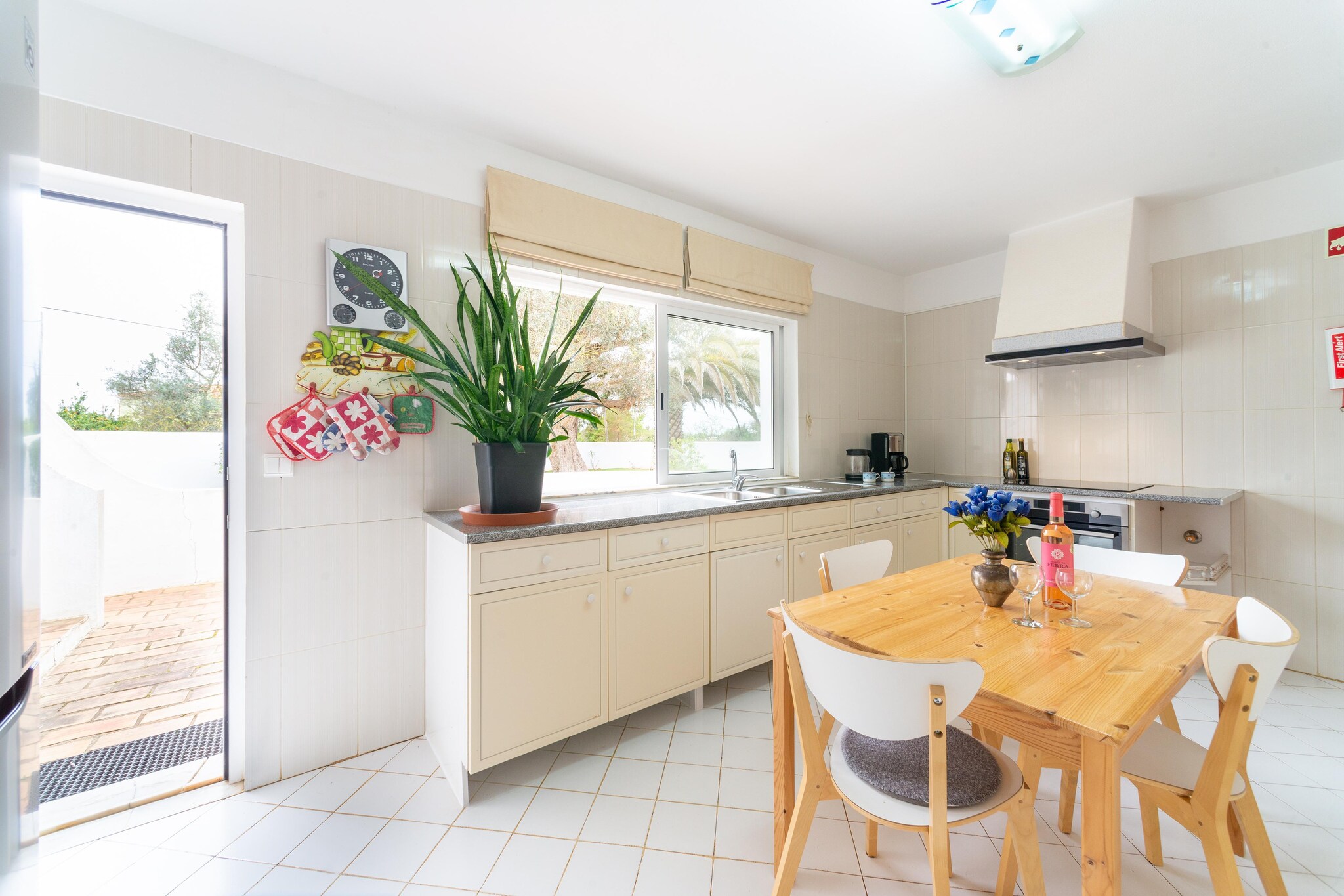 Ground floor: (Living room(TV, seating area), dining room(dining table), Kitchen(hob, electric kettle, coffee machine, oven, microwave, fridge-freezer, washing machine), bedroom(double bed), bedroom(single bed, single bed), bathroom(shower, washbasin, toilet, bidet), toilet)\n\nOn the 1st floor: (bedroom(double bed), bathroom(bathtub or shower, washbasin, toilet, bidet))\n\nair conditioning, terrace, garden, garden furniture, parking, swimming pool(private)