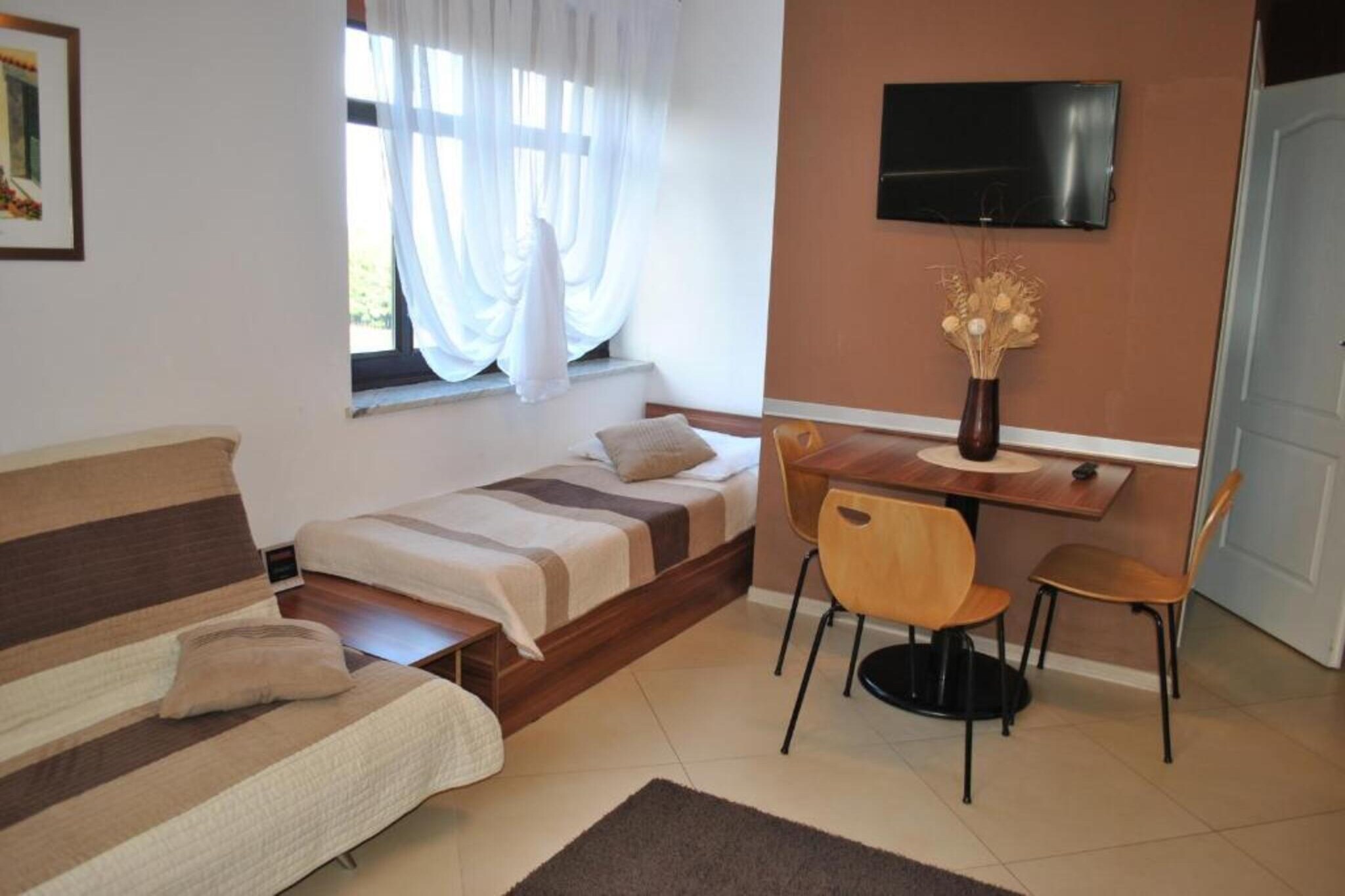 Ground floor: (open kitchen(dining table, hob(2 ring stoves, induction), electric kettle, coffee machine, microwave, fridge-freezer), Living/diningroom(Table tennis, dining table, fireplace, table football), bedroom(accessible via interconnecting room)(single bed, single bed), bedroom(double sofa bed, TV(flatscreen)), bathroom(shower, washbasin, toilet, hairdryer), playroom(play equipment, toys), fitness room(fitness equipment))\n\nOn the 1st floor: (open kitchen(hob(1 ring stove, induction), electric kettle, fridge-freezer), open kitchen(hob(1 ring stove, induction), electric kettle, fridge-freezer), open kitchen(hob(1 ring stove, induction), electric kettle, fridge-freezer), open kitchen(dining table, hob(2 ring stoves, induction), electric kettle, coffee machine, microwave, fridge-freezer), bedroom(single bed, single bed, double sofa bed, TV(flatscreen), dining table), bedroom(double bed, TV(flatscreen)), bedroom(double bed, TV(flatscreen)), bedroom(accessible via interconnecting room)(double bed), bedroom(double sofa bed, double sofa bed, TV(flatscreen)), bathroom(shower, washbasin, toilet, hairdryer), bathroom(shower, washbasin, toilet, hairdryer), bathroom(shower, washbasin, toilet, hairdryer), bathroom(bath tub, shower, washbasin, toilet, hairdryer))\n\nInternet access, Play area, Lawn, baby bath(paid), washing machine, balcony, heating(central, floor heating), terrace(roofed), garden(private, fenced, 3000 m2), garden furniture, sun loungers, BBQ(charcoal), parking, trampoline, private outdoor pool, slide, high chair, outdoor fireplace, Swing set, baby crib(paid)